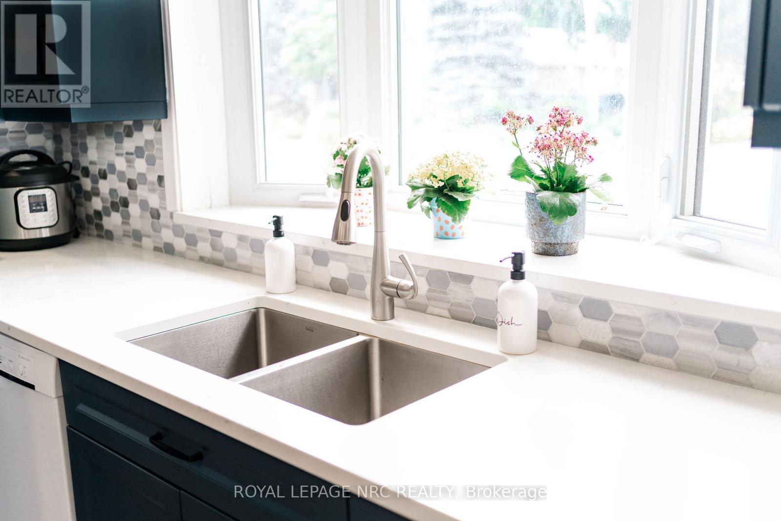 12 Mackie Street, St. Catharines (Port Dalhousie), Ontario  L2N 5N5 - Photo 12 - X12855536