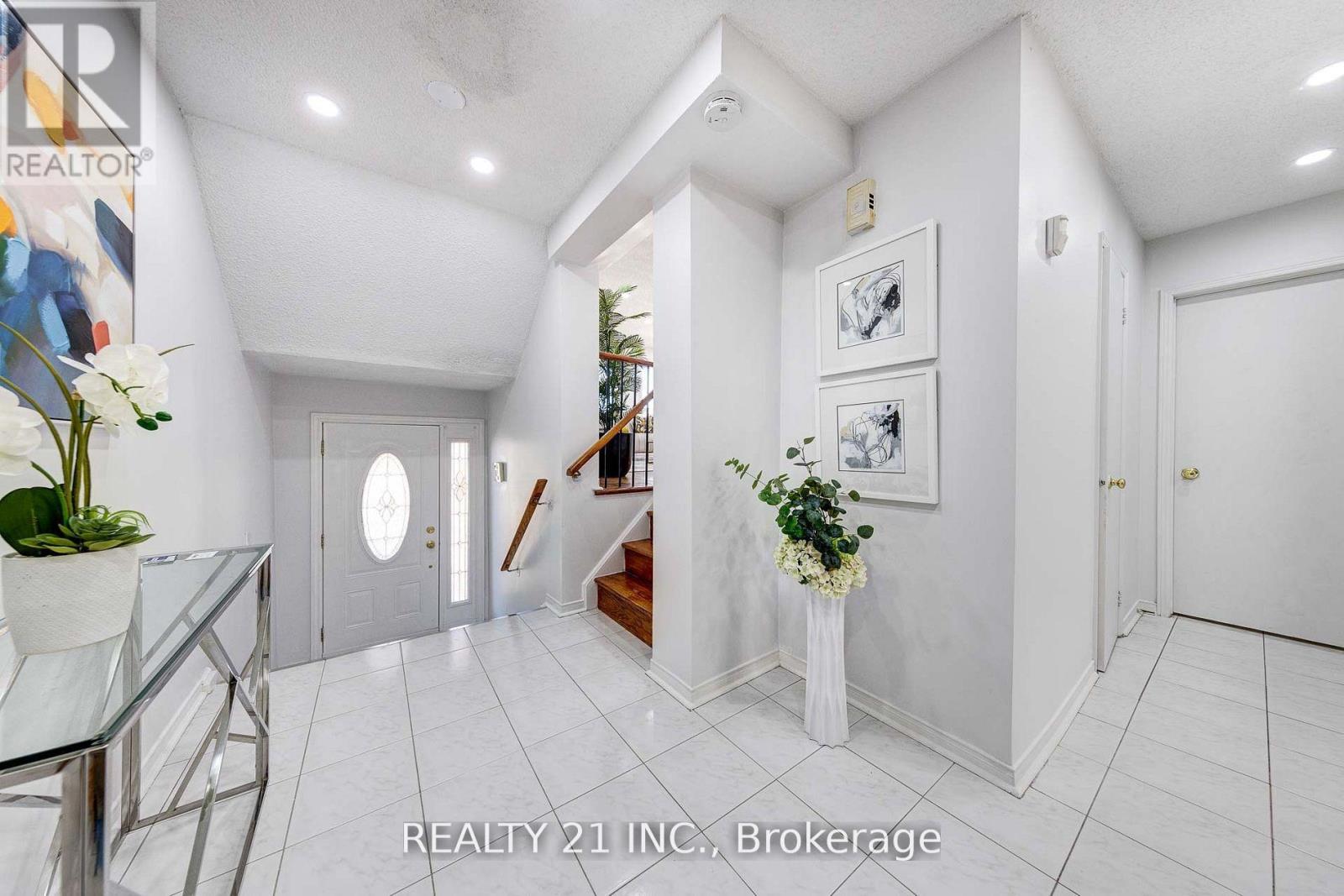 130 Morningview Trail, Toronto, Ontario  M1B 5L2 - Photo 2 - E12855384