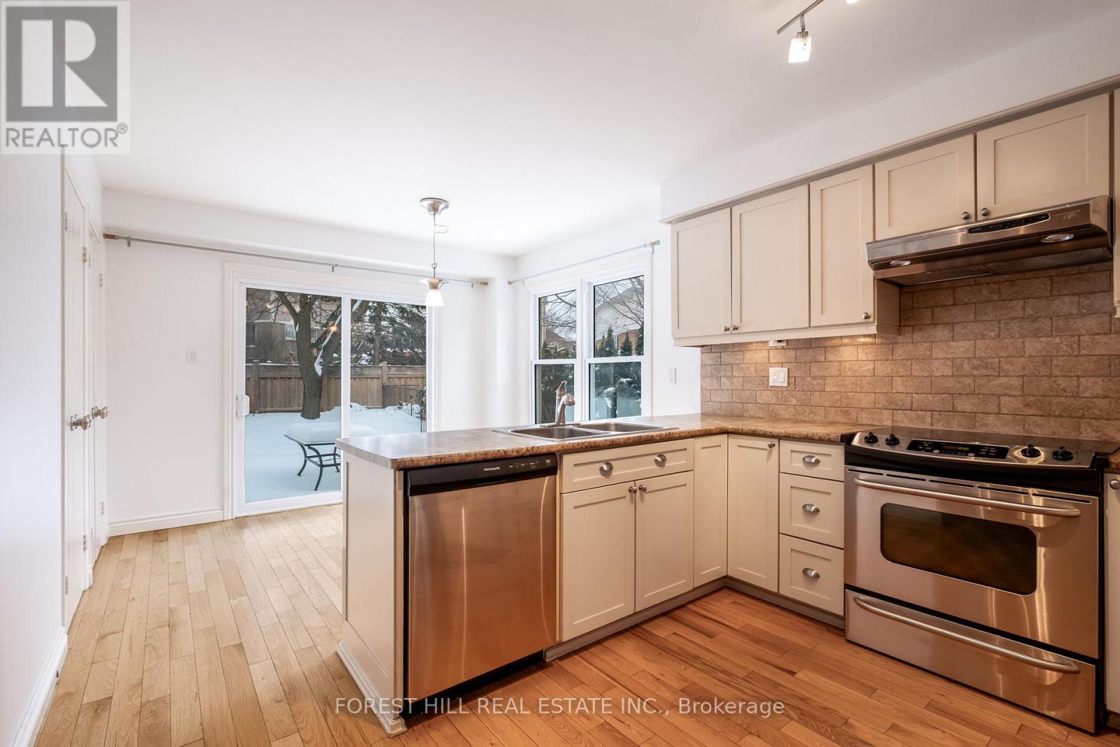 427 Mathews Court, Newmarket, Ontario  L3X 1C9 - Photo 4 - N12855458