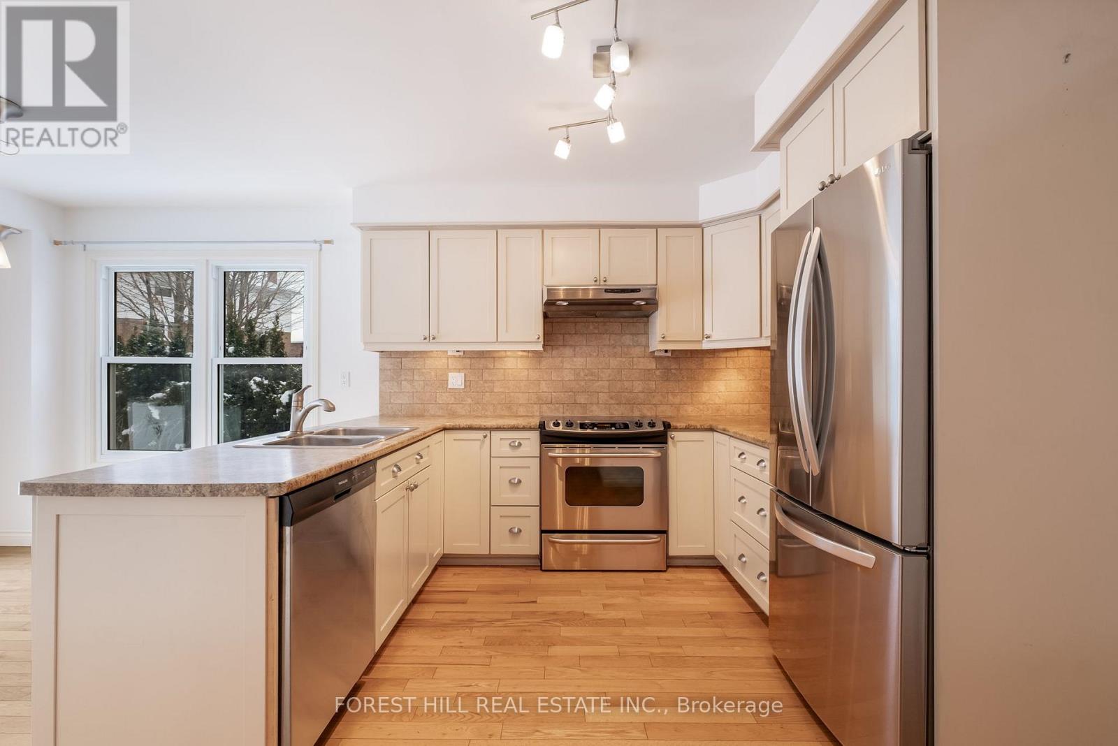 427 Mathews Court, Newmarket, Ontario  L3X 1C9 - Photo 5 - N12855458