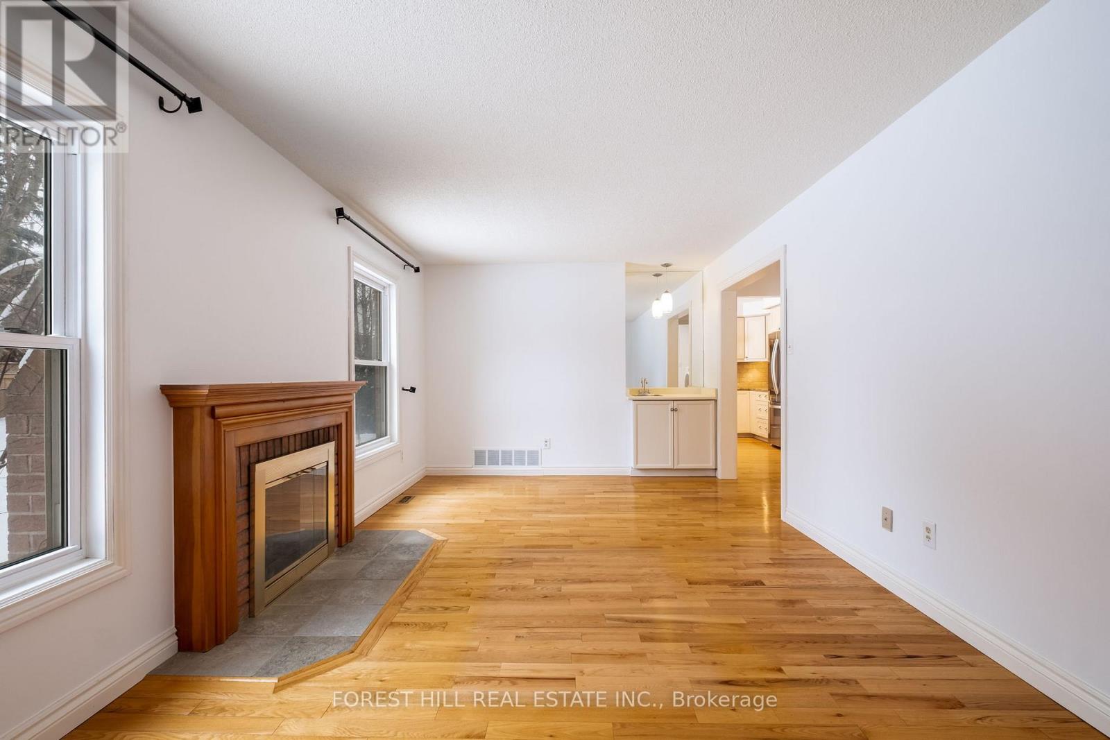 427 Mathews Court, Newmarket, Ontario  L3X 1C9 - Photo 8 - N12855458