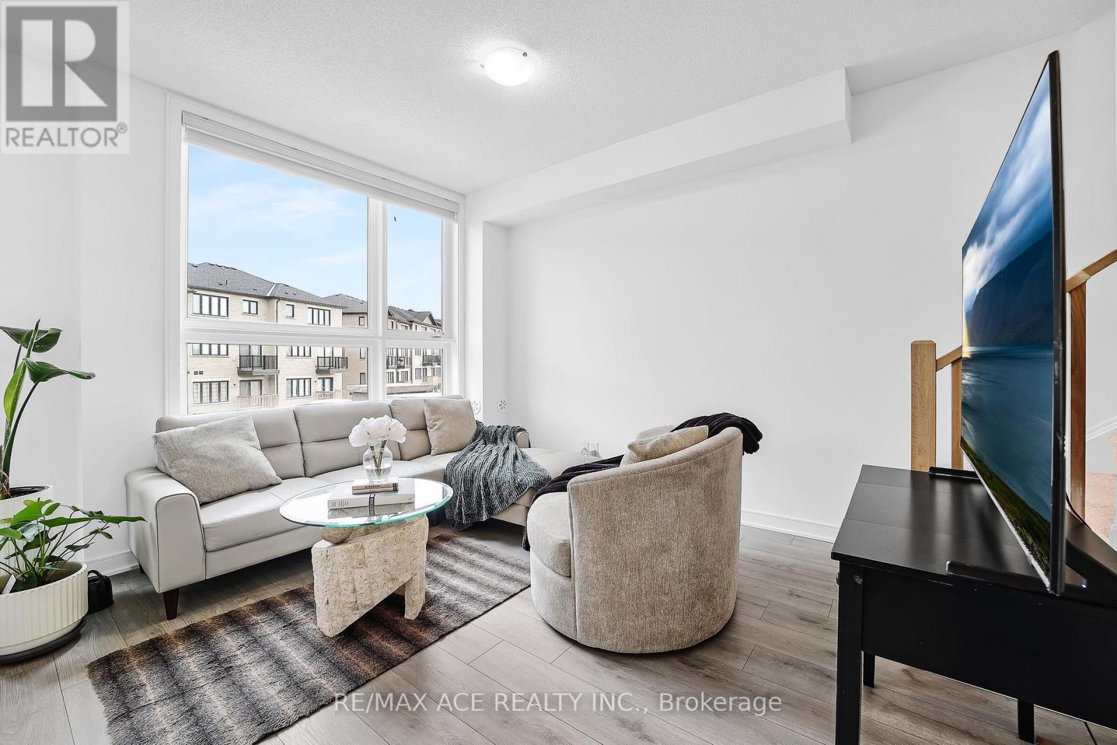 24 Spry Lane, Barrie (Innis-Shore), Ontario  L9J 0N6 - Photo 10 - S12855426