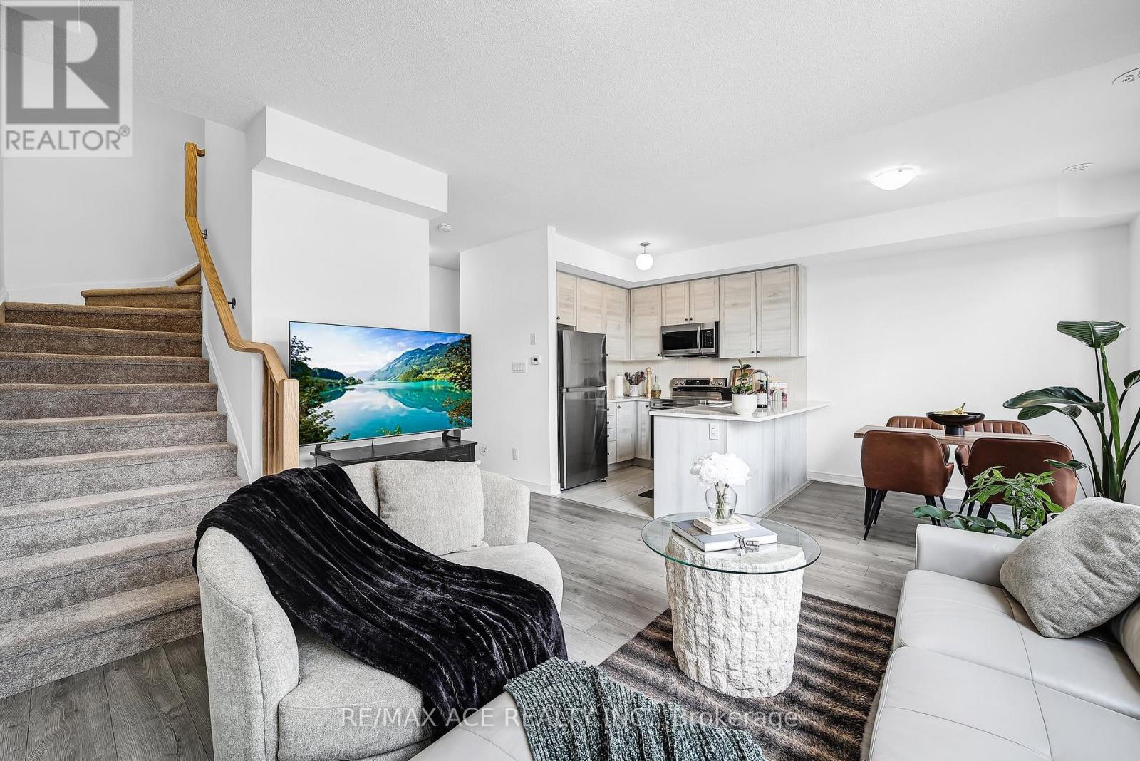 24 Spry Lane, Barrie (Innis-Shore), Ontario  L9J 0N6 - Photo 11 - S12855426