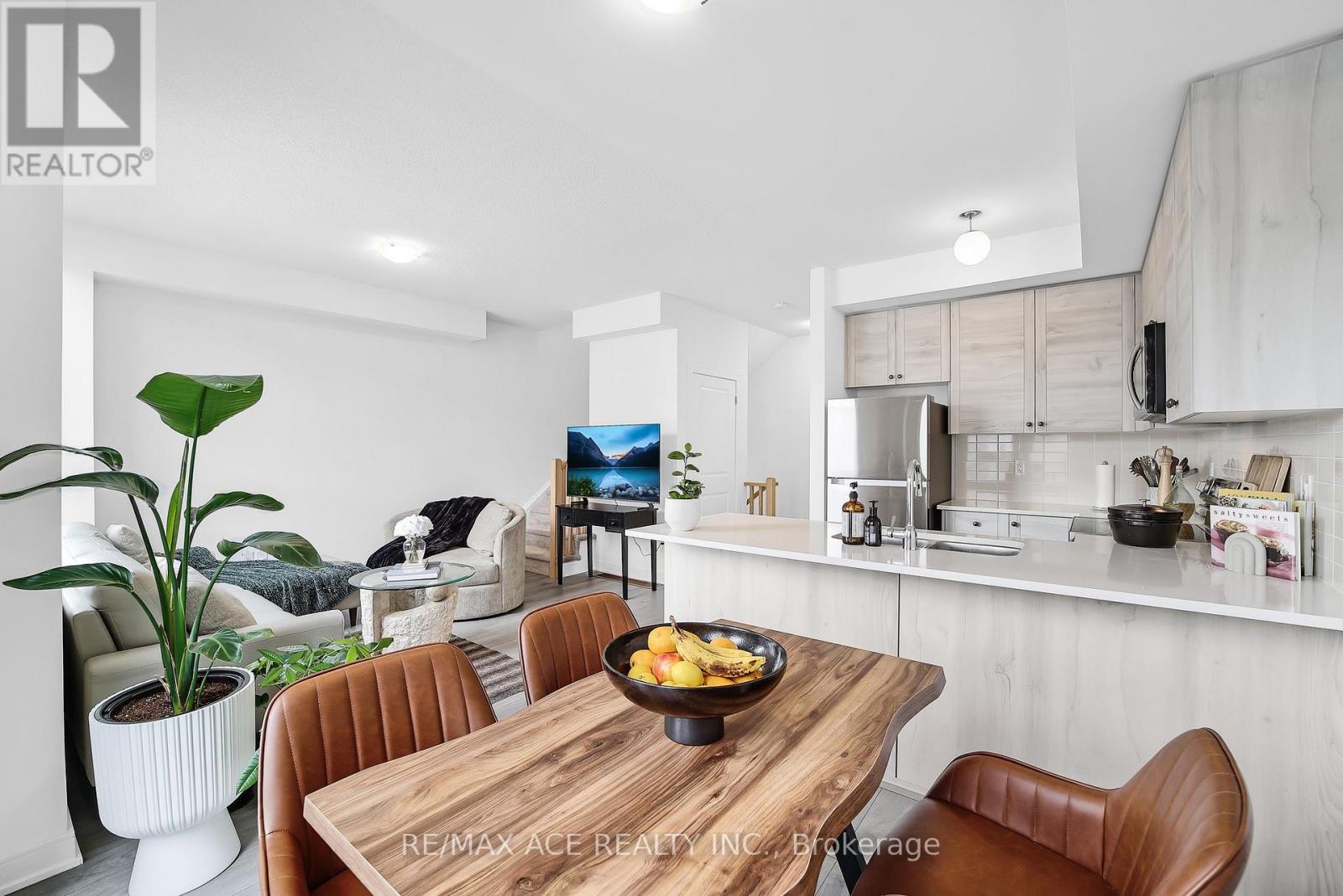 24 Spry Lane, Barrie (Innis-Shore), Ontario  L9J 0N6 - Photo 14 - S12855426