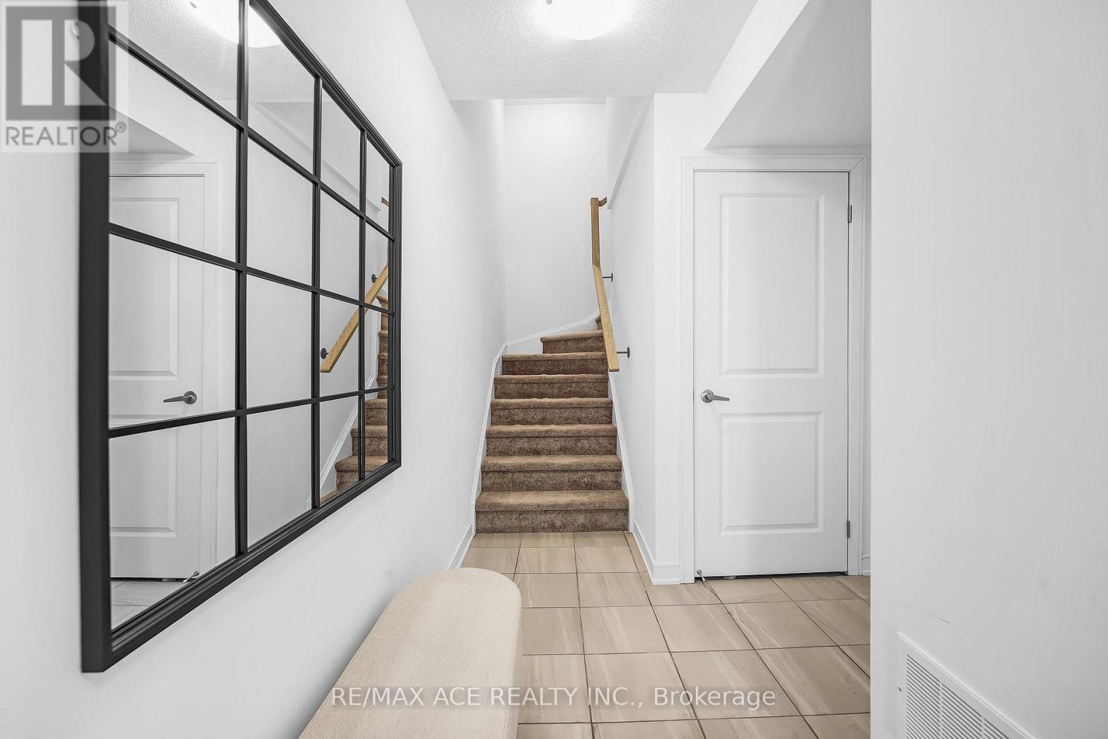 24 Spry Lane, Barrie (Innis-Shore), Ontario  L9J 0N6 - Photo 6 - S12855426