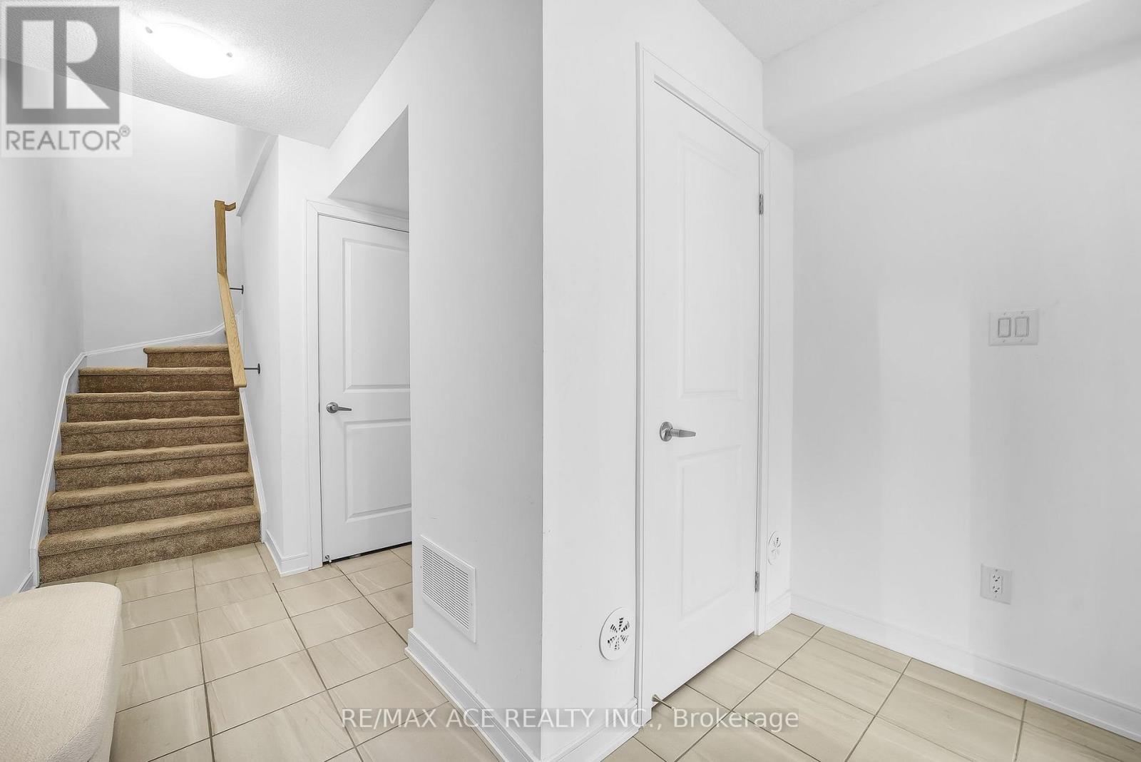 24 Spry Lane, Barrie (Innis-Shore), Ontario  L9J 0N6 - Photo 7 - S12855426