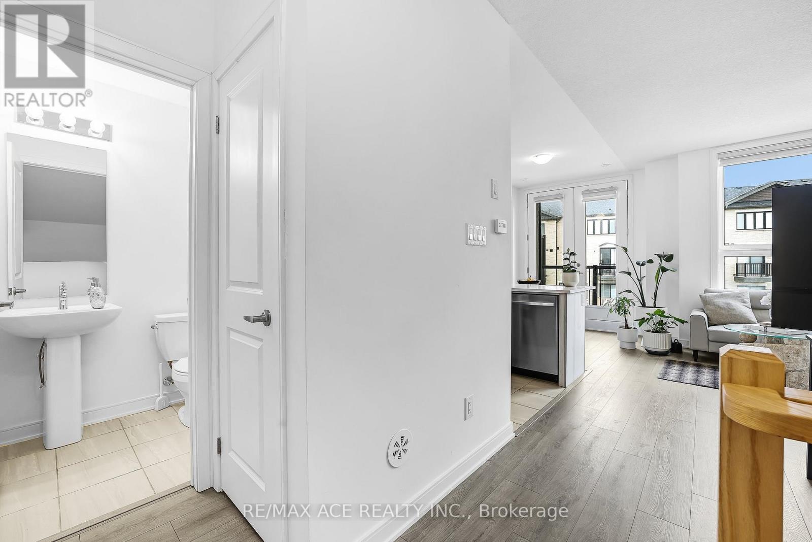 24 Spry Lane, Barrie (Innis-Shore), Ontario  L9J 0N6 - Photo 8 - S12855426