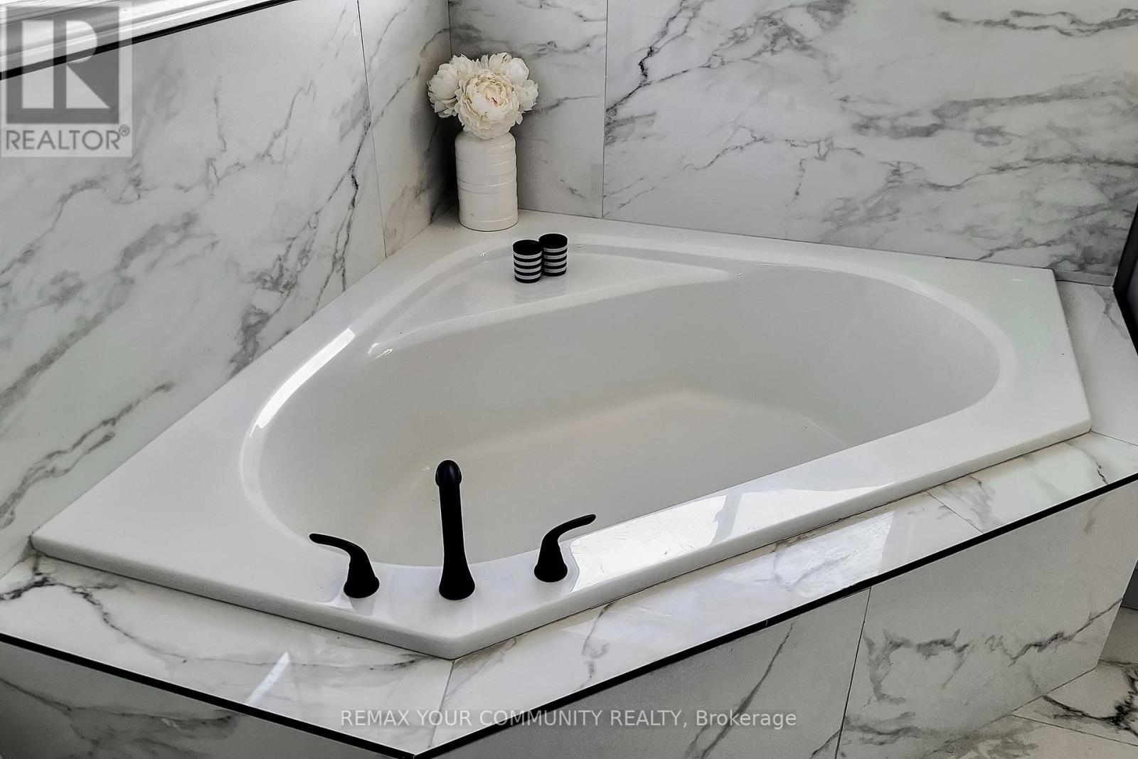 Upper Level & Main Level - 25 Bache Avenue, Georgina (Keswick South), Ontario  L4P 0C7 - Photo 36 - N12853656