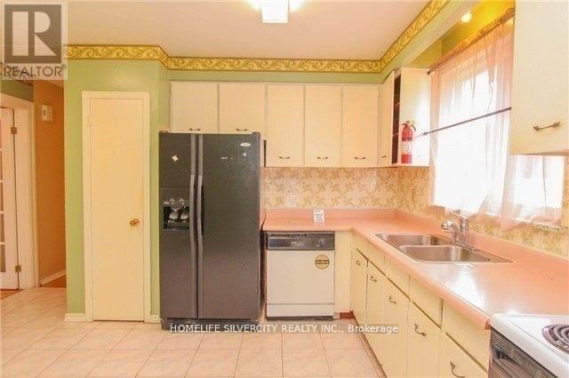 Upper Level - 31 Lakeland Drive, Toronto, Ontario  M9V 1M8 - Photo 8 - W12855506