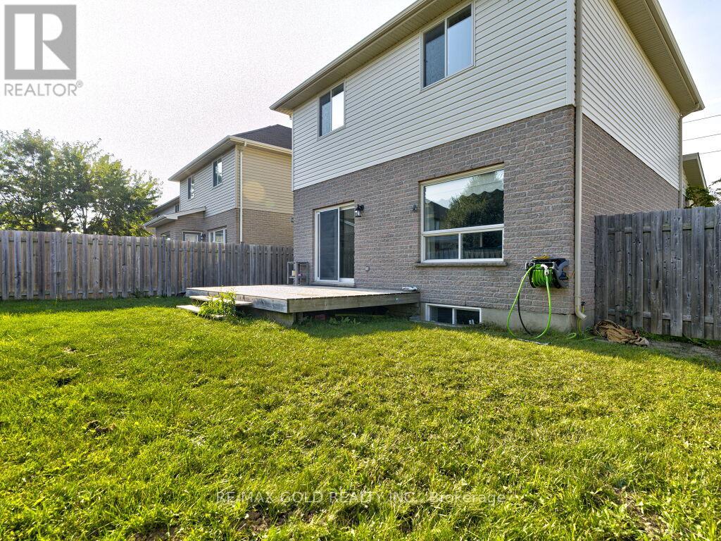 Photo 41 of 50 for 35 - 960 Bitterbush Crescent