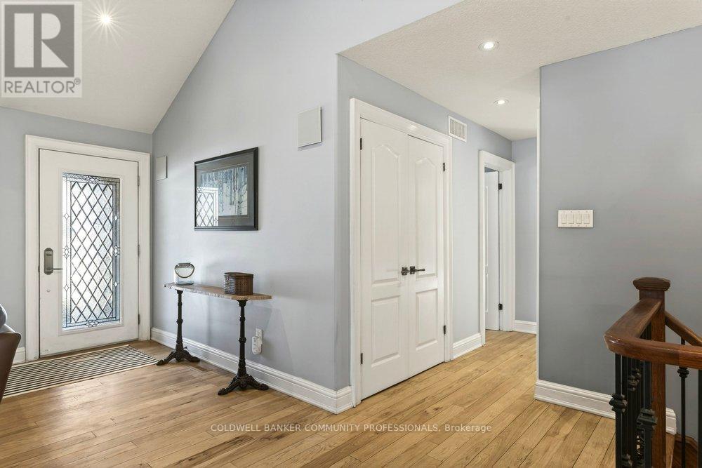 389 Clarendon Drive, Hamilton (Ancaster), Ontario  L9G 2Z1 - Photo 2 - X12855526