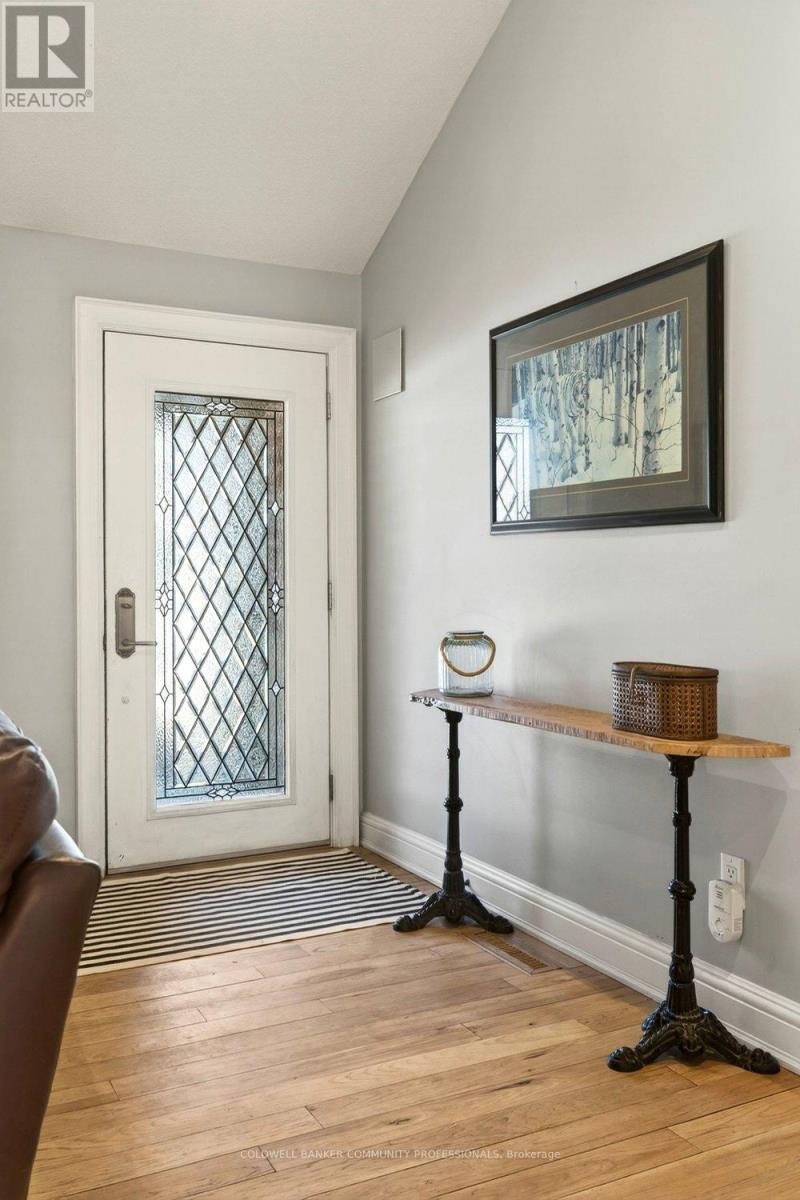 389 Clarendon Drive, Hamilton (Ancaster), Ontario  L9G 2Z1 - Photo 3 - X12855526