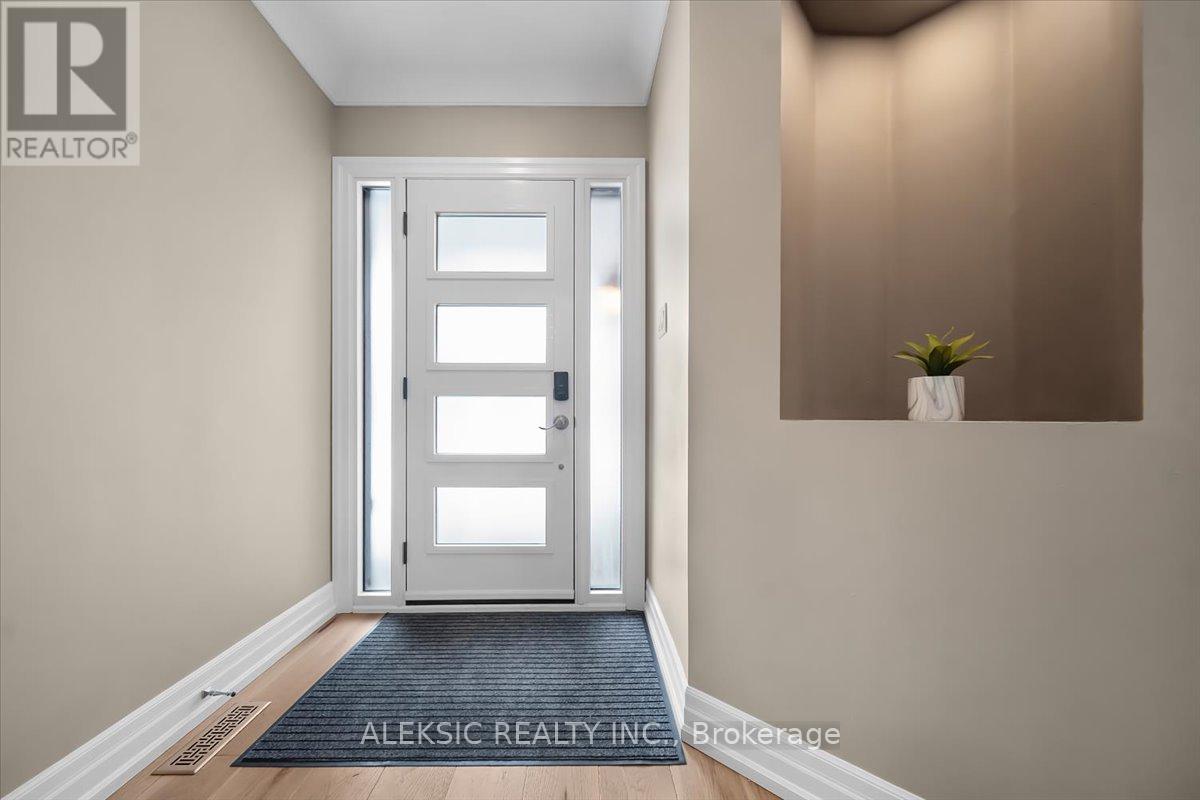 33 Hillpath Crescent, Brampton, Ontario  L6Z 4T7 - Photo 5 - W12787410