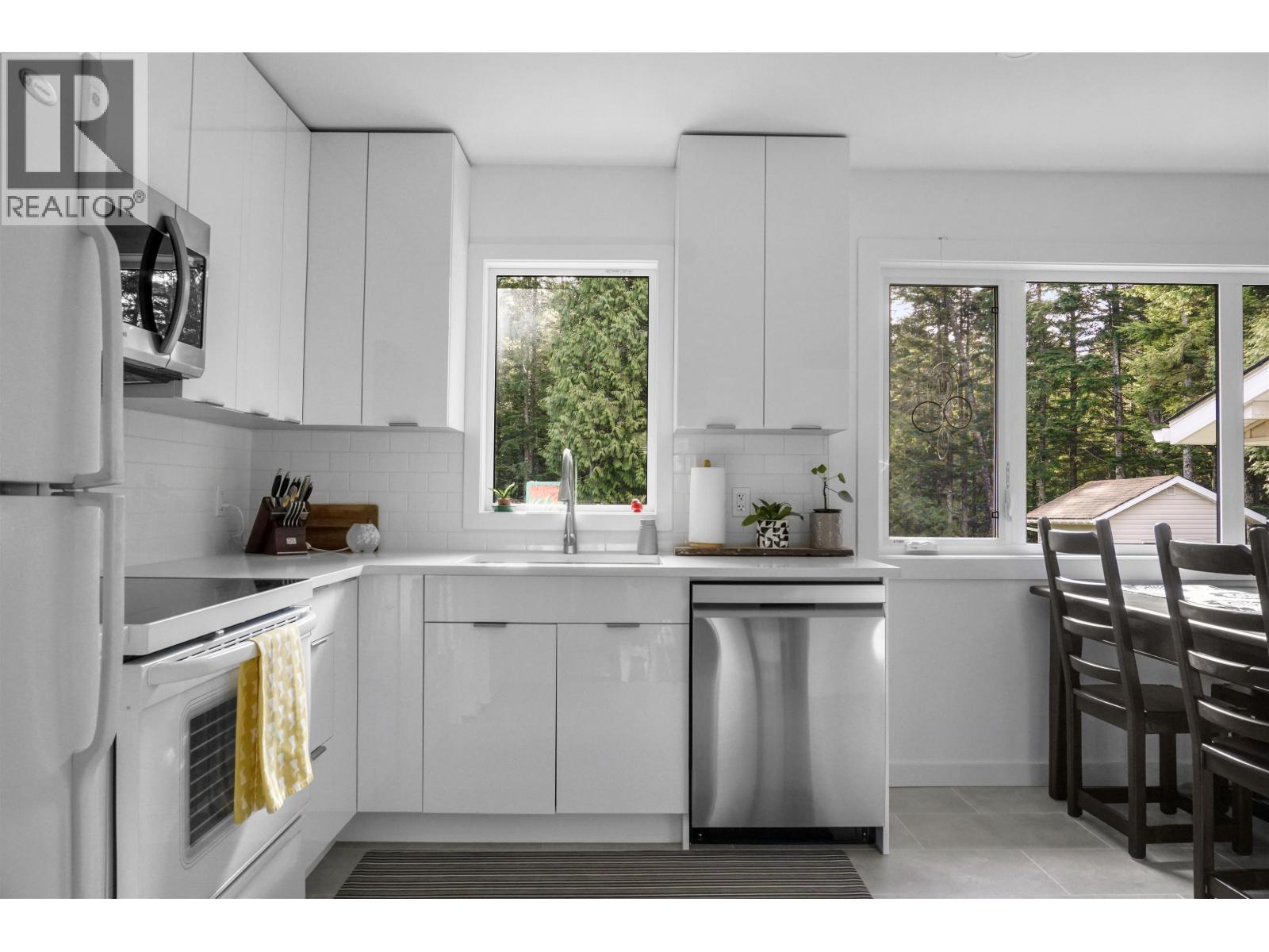 1303 Tweedsmuir Avenue, Kitimat, British Columbia  V8C 1C2 - Photo 2 - R3097030