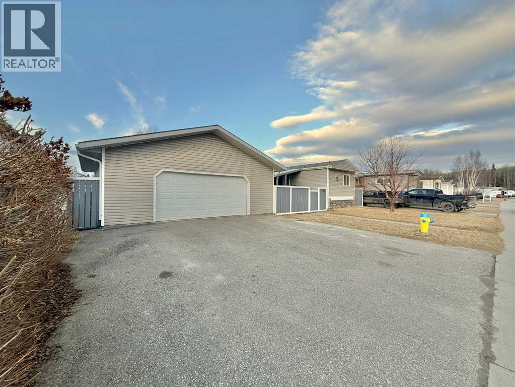 138 Nickerson Avenue, Hinton, Alberta  T7V 1A4 - Photo 2 - A2285490