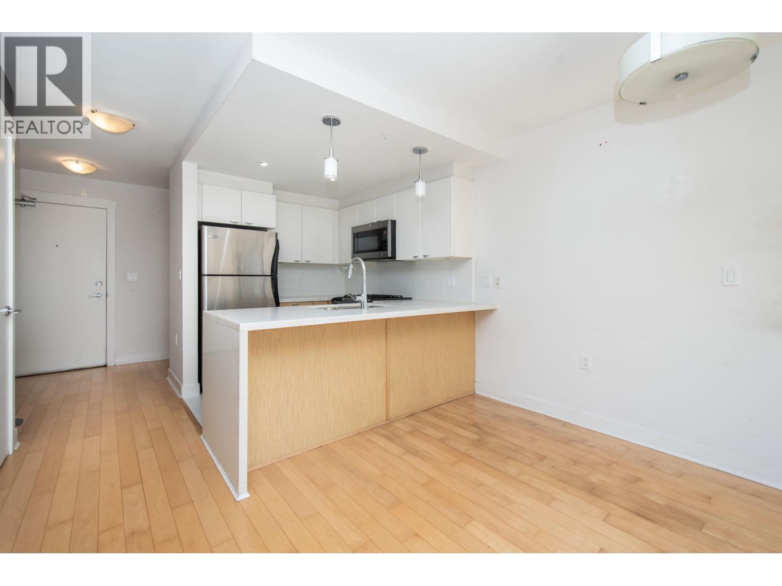 301 160 W 3rd Street, North Vancouver, British Columbia  V7M 0A9 - Photo 3 - R3096990