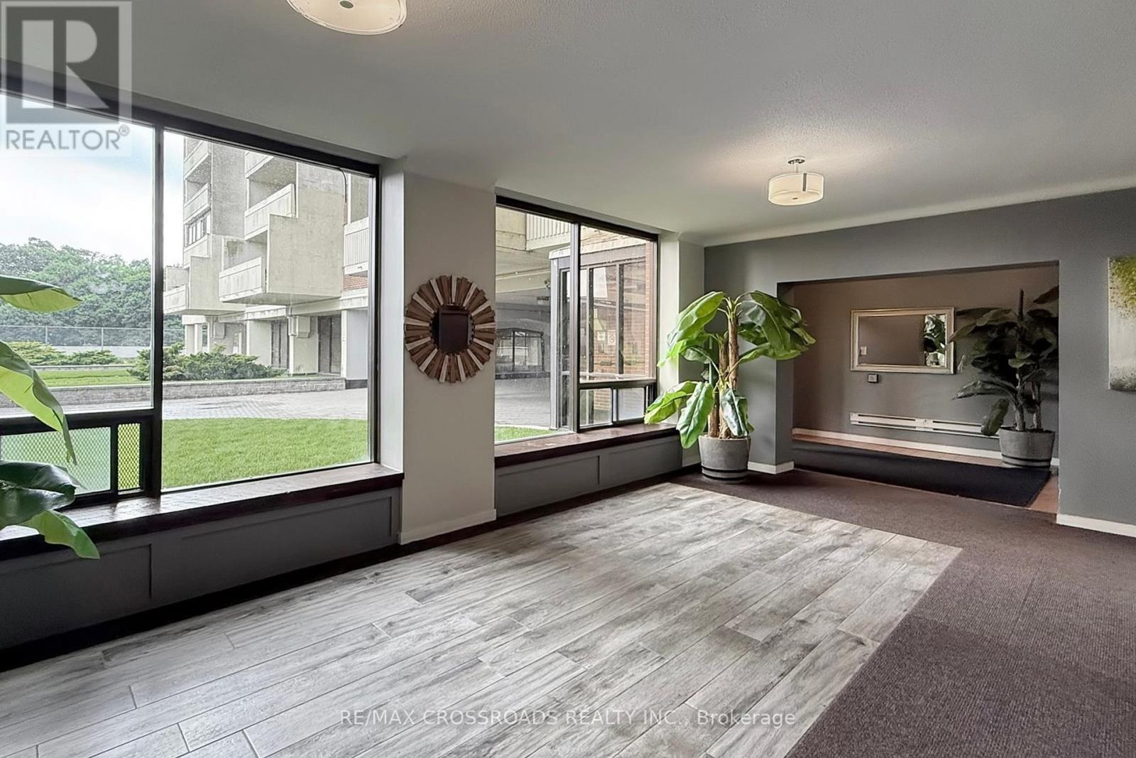 Ph18 - 5 Massey Square, Toronto (Crescent Town), Ontario  M4C 5L6 - Photo 4 - E12855664