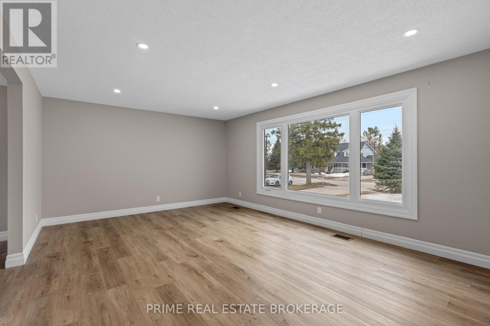 296 Huron Street W, South Huron (Exeter), Ontario  N0M 1S2 - Photo 11 - X12687998