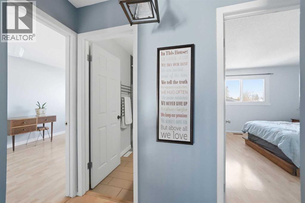 447 Berkley Crescent Nw, Calgary, Alberta  T3K 1A9 - Photo 12 - A2285083