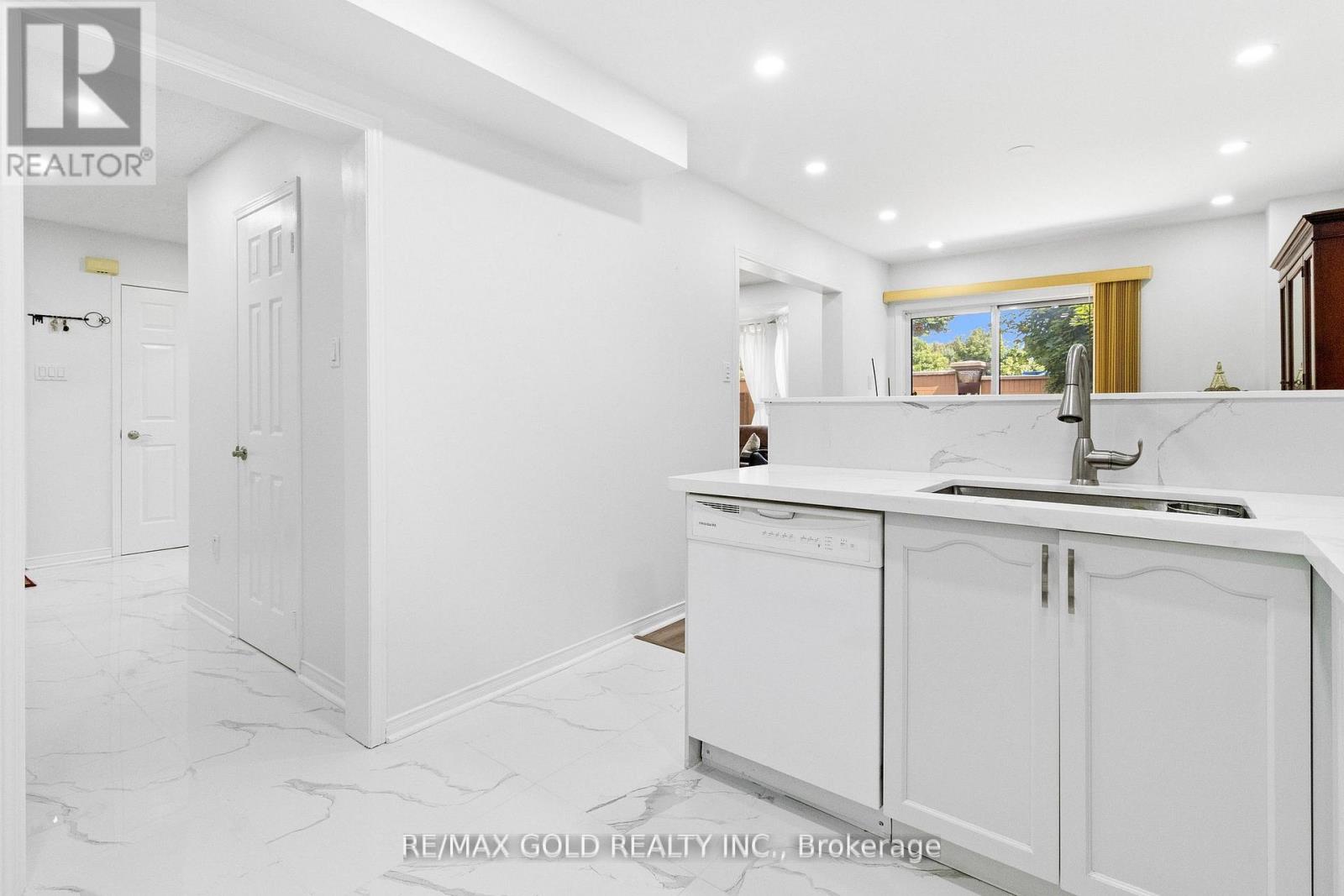 40 Blue Spruce Street, Brampton, Ontario  L6R 1C5 - Photo 4 - W12855598