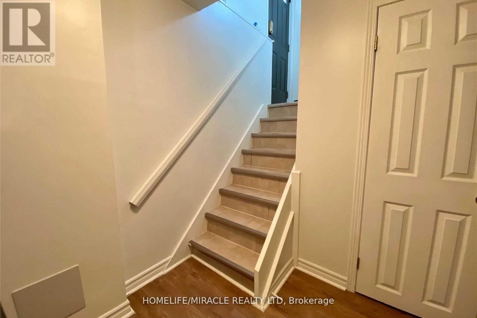 18 Shadowbrook Drive, Toronto (Princess-Rosethorn), Ontario  M9B 5K9 - Photo 10 - W12855712