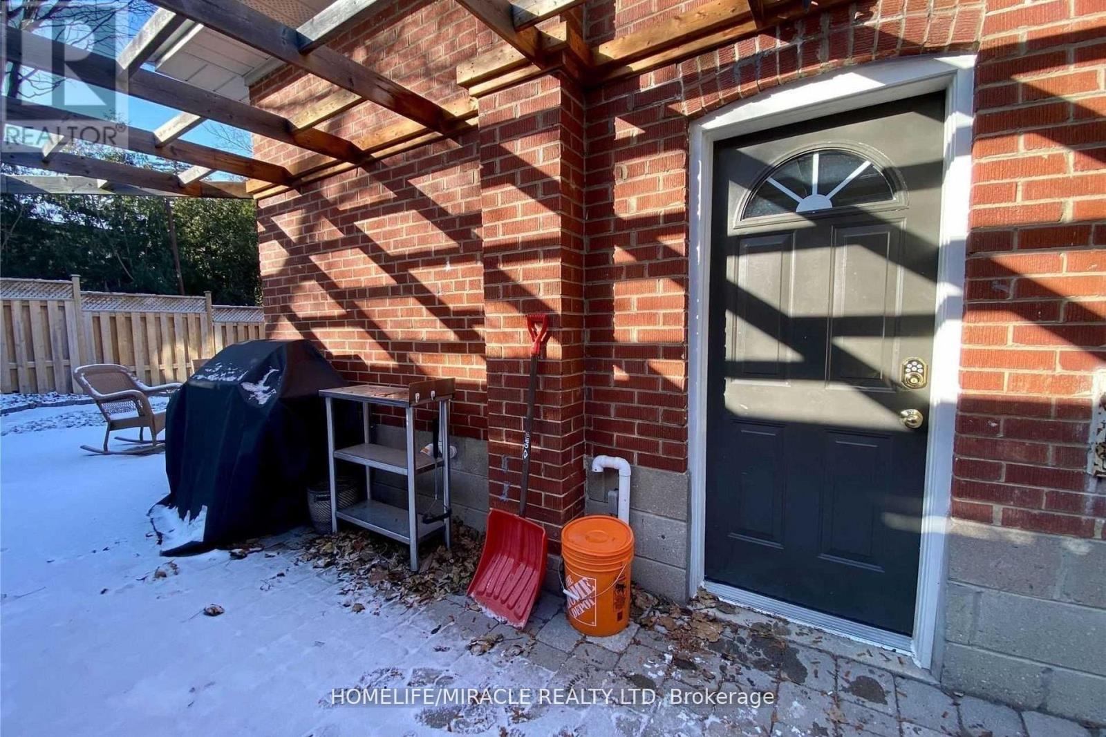 18 Shadowbrook Drive, Toronto (Princess-Rosethorn), Ontario  M9B 5K9 - Photo 11 - W12855712