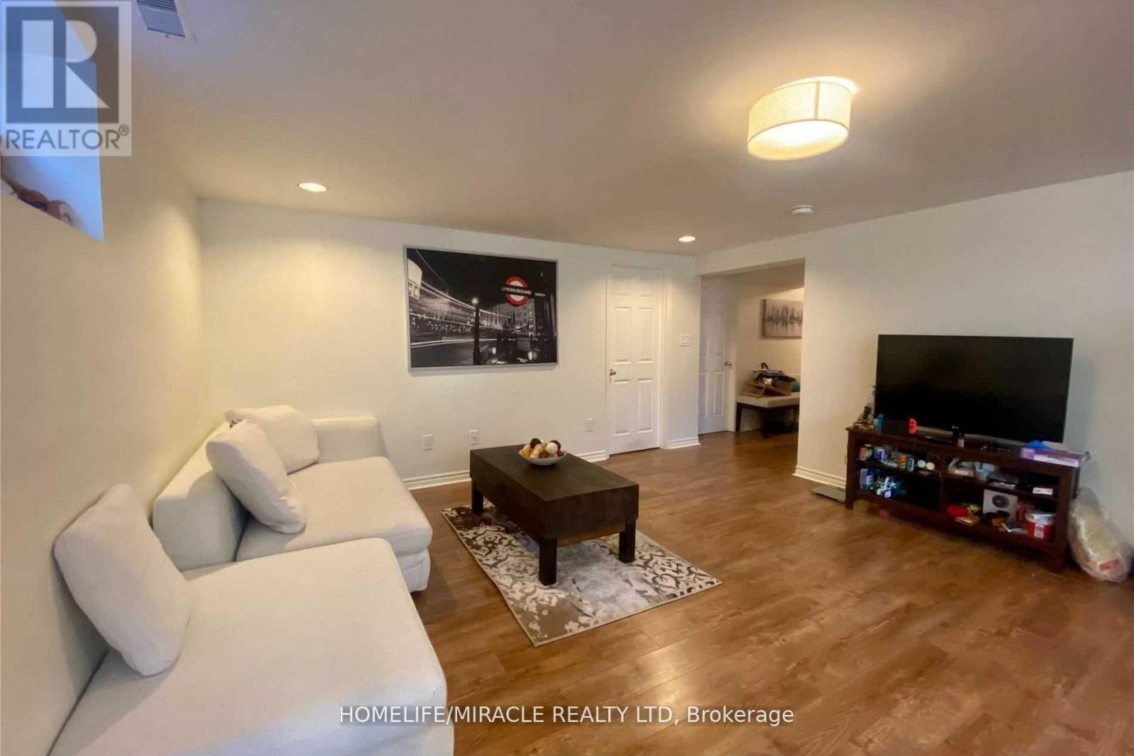 18 Shadowbrook Drive, Toronto (Princess-Rosethorn), Ontario  M9B 5K9 - Photo 2 - W12855712