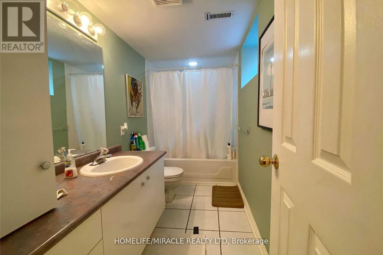 18 Shadowbrook Drive, Toronto (Princess-Rosethorn), Ontario  M9B 5K9 - Photo 9 - W12855712