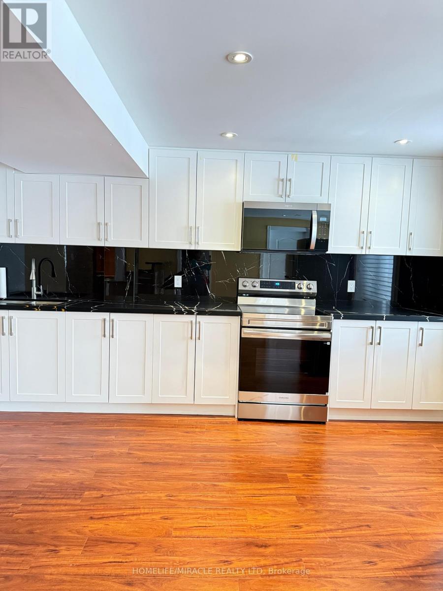 7 Wainwright Avenue, Richmond Hill (North Richvale), Ontario  L4C 5R4 - Photo 5 - N12846786