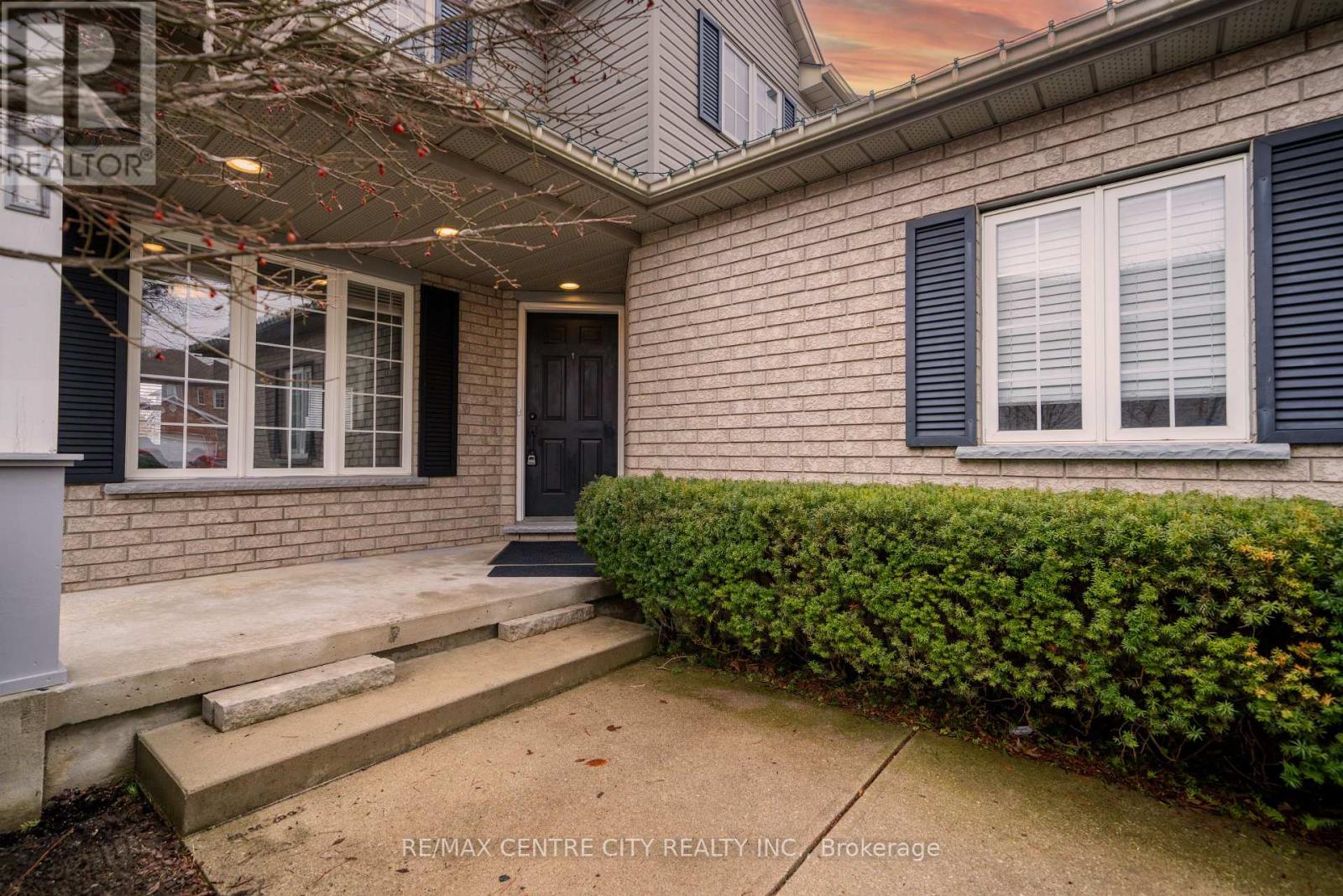 241 Parkview Drive, Strathroy-Caradoc, Ontario  N7G 4C1 - Photo 3 - X12855742