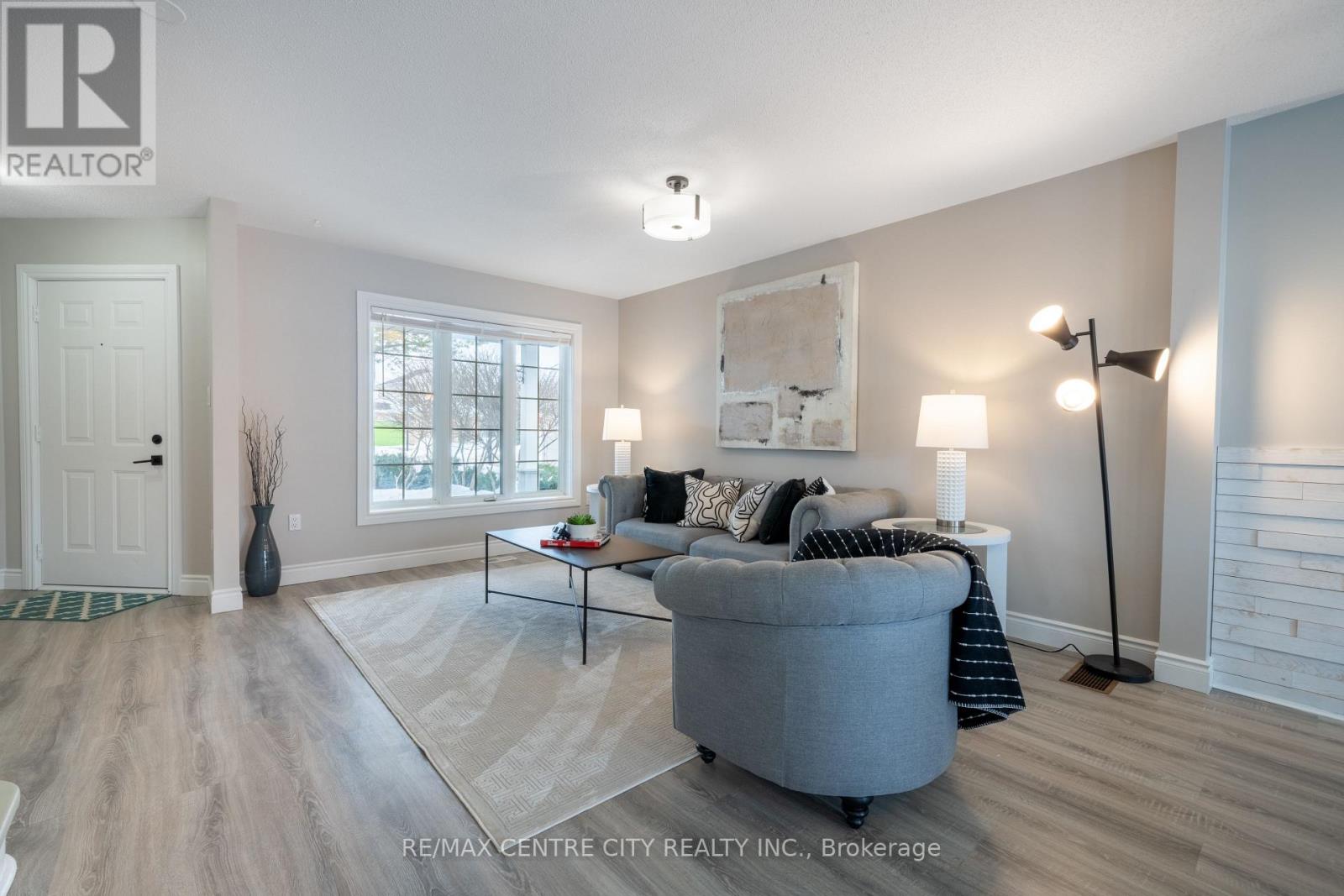 241 Parkview Drive, Strathroy-Caradoc, Ontario  N7G 4C1 - Photo 4 - X12855742