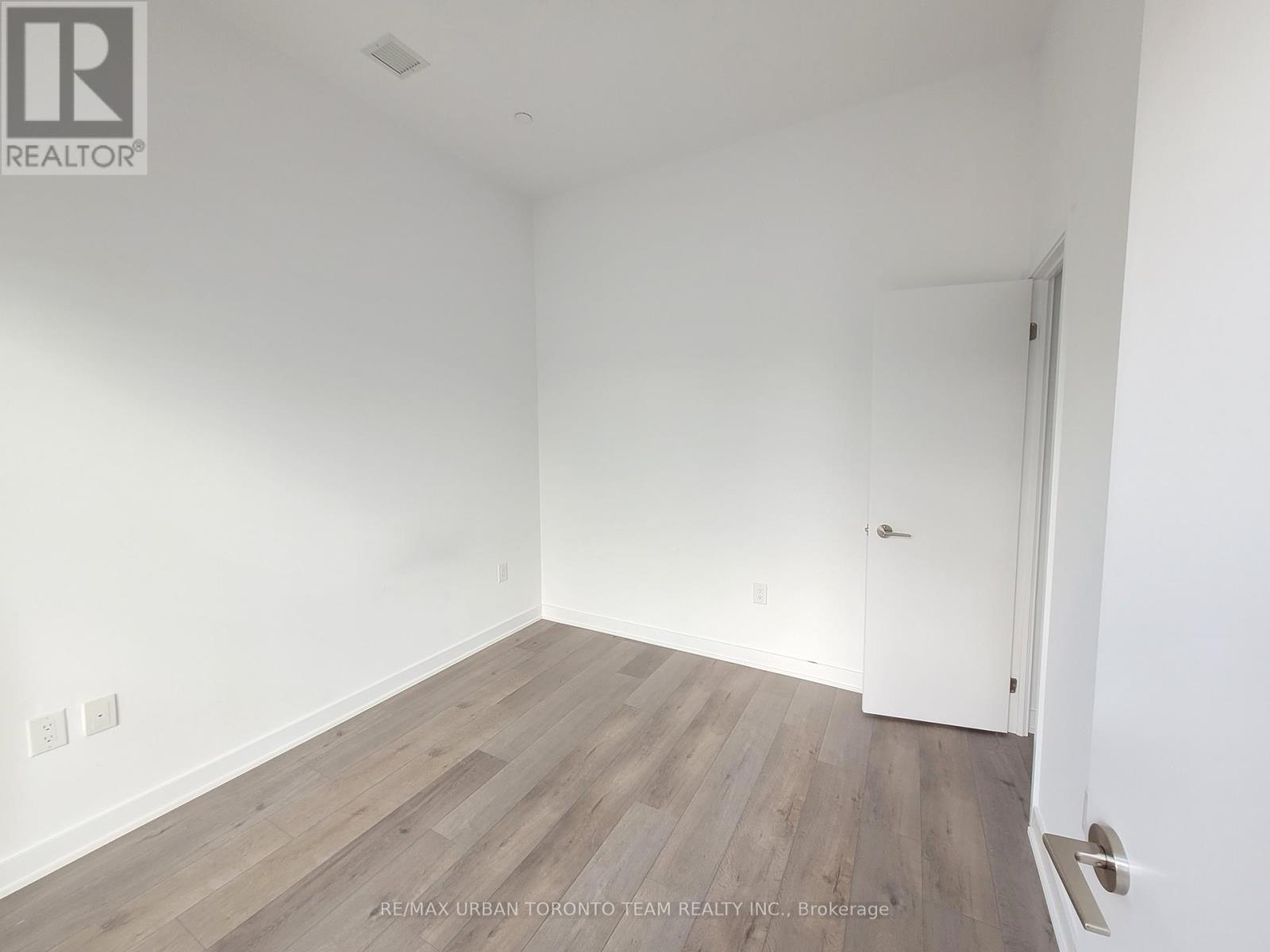 106 - 60 Honeycrisp Crescent, Vaughan (Vaughan Corporate Centre), Ontario  L4K 5Z8 - Photo 7 - N12855882