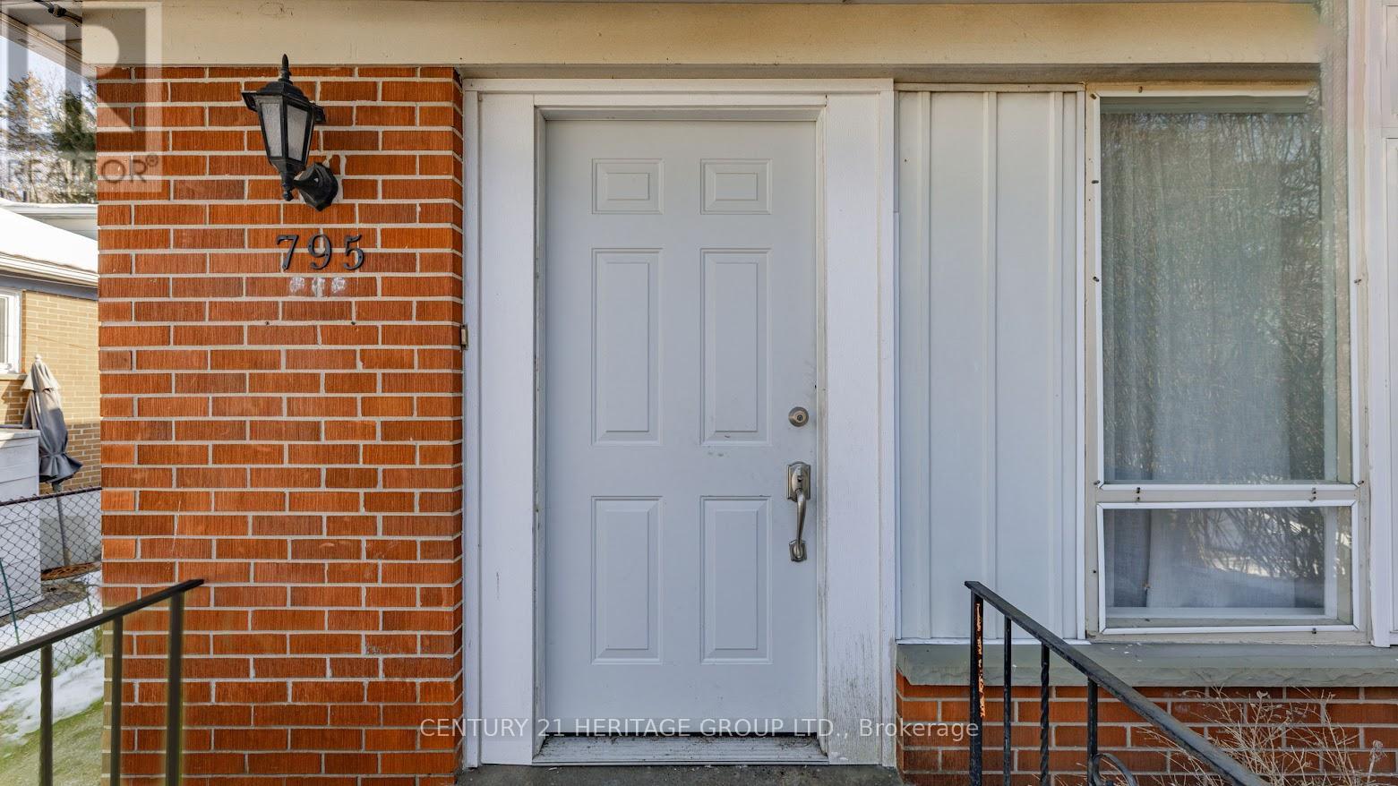 795 Greenfield Crescent, Newmarket, Ontario  L3Y 3B2 - Photo 4 - N12855988