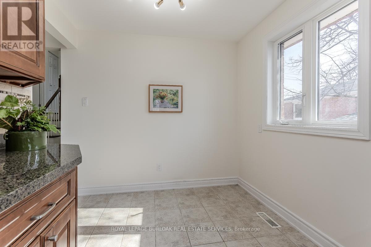 1294 Napier Crescent, Oakville, Ontario  L6H 2A4 - Photo 9 - W12855806