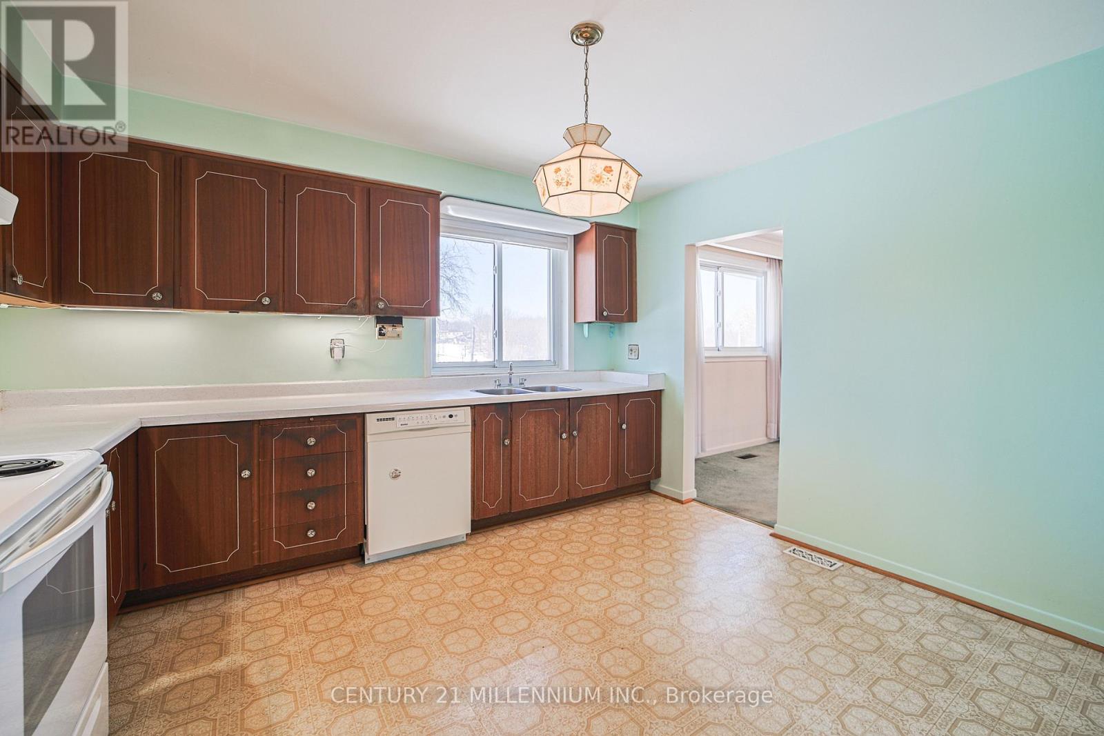 94 Norfield Crescent, Toronto (Elms-Old Rexdale), Ontario  M9W 1Y1 - Photo 9 - W12855828