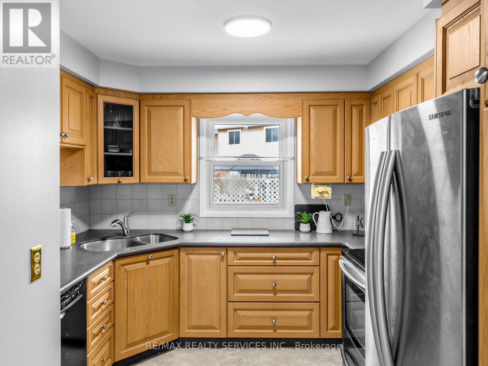 32 Helios Place, Brampton (Heart Lake West), Ontario  L6Z 2B2 - Photo 16 - W12855880