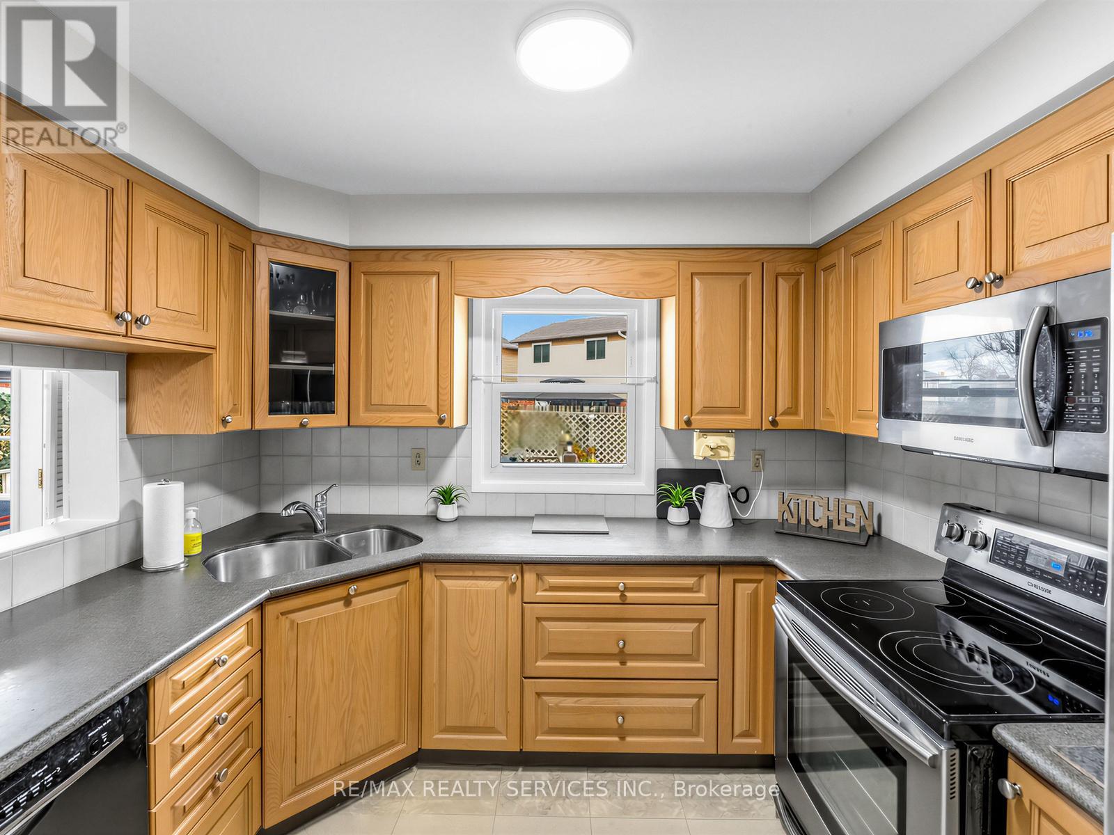 32 Helios Place, Brampton (Heart Lake West), Ontario  L6Z 2B2 - Photo 17 - W12855880