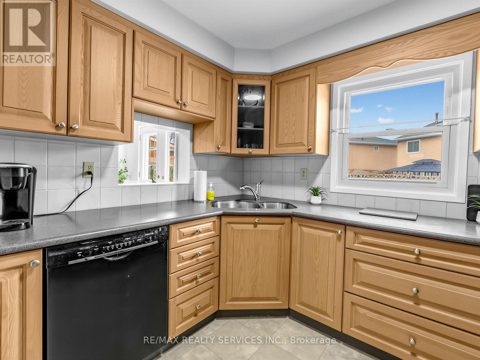 32 Helios Place, Brampton (Heart Lake West), Ontario  L6Z 2B2 - Photo 18 - W12855880