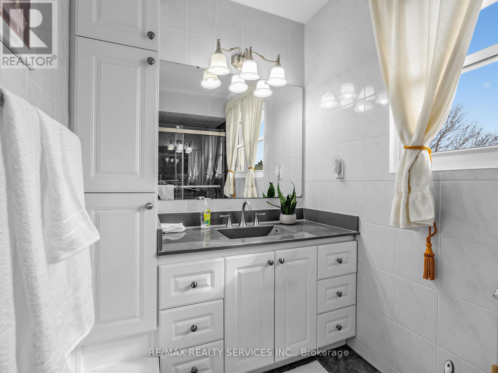 32 Helios Place, Brampton (Heart Lake West), Ontario  L6Z 2B2 - Photo 25 - W12855880