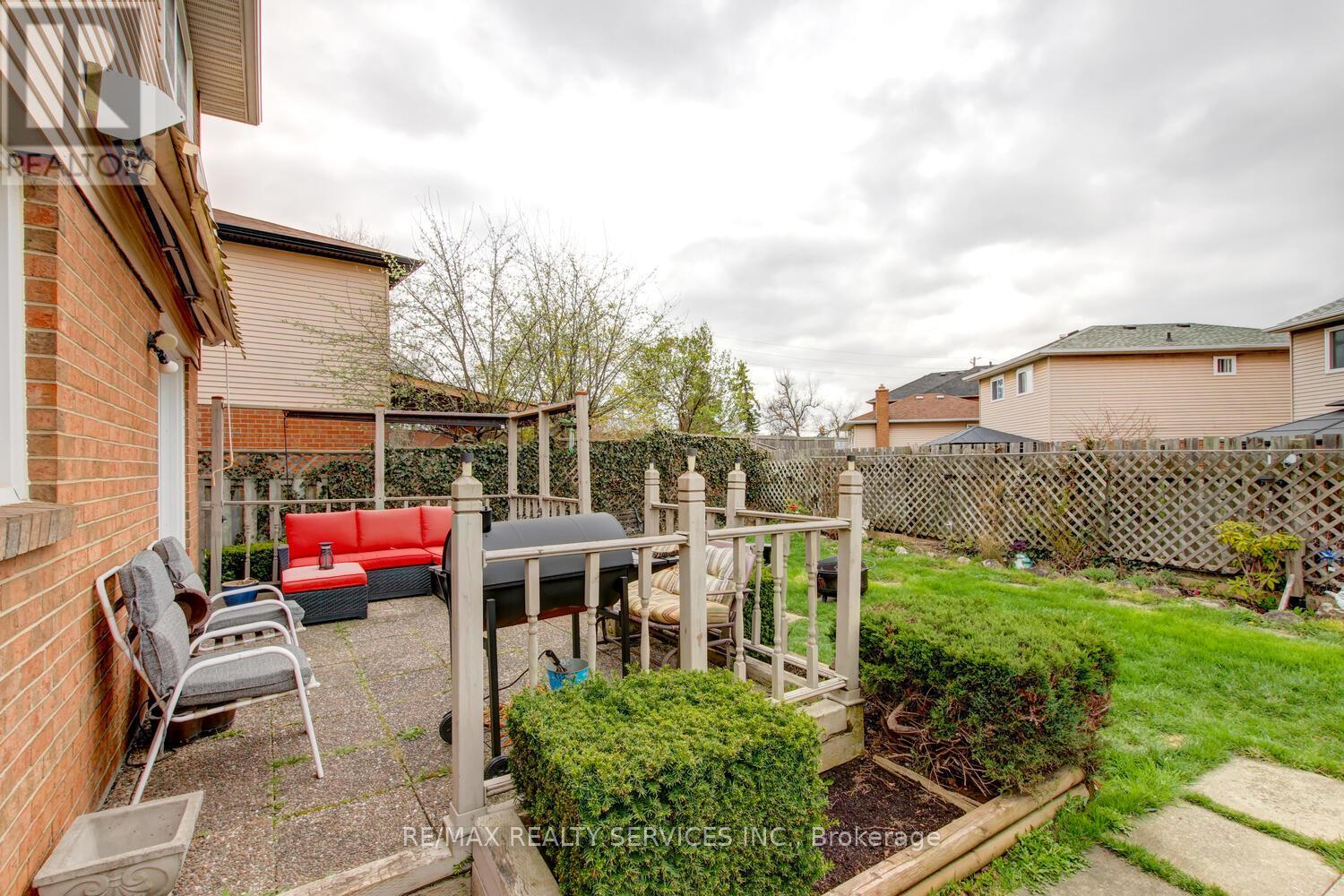 32 Helios Place, Brampton (Heart Lake West), Ontario  L6Z 2B2 - Photo 37 - W12855880