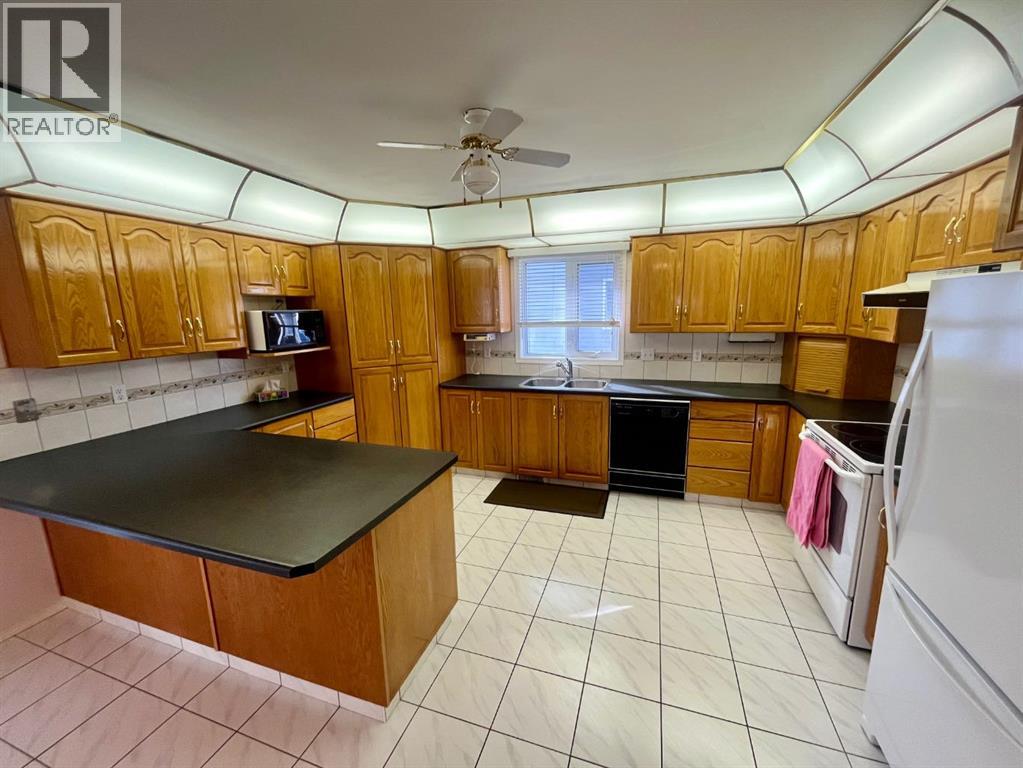 362 Boutin Avenue, Hinton, Alberta  T7V 1A2 - Photo 4 - A2285637