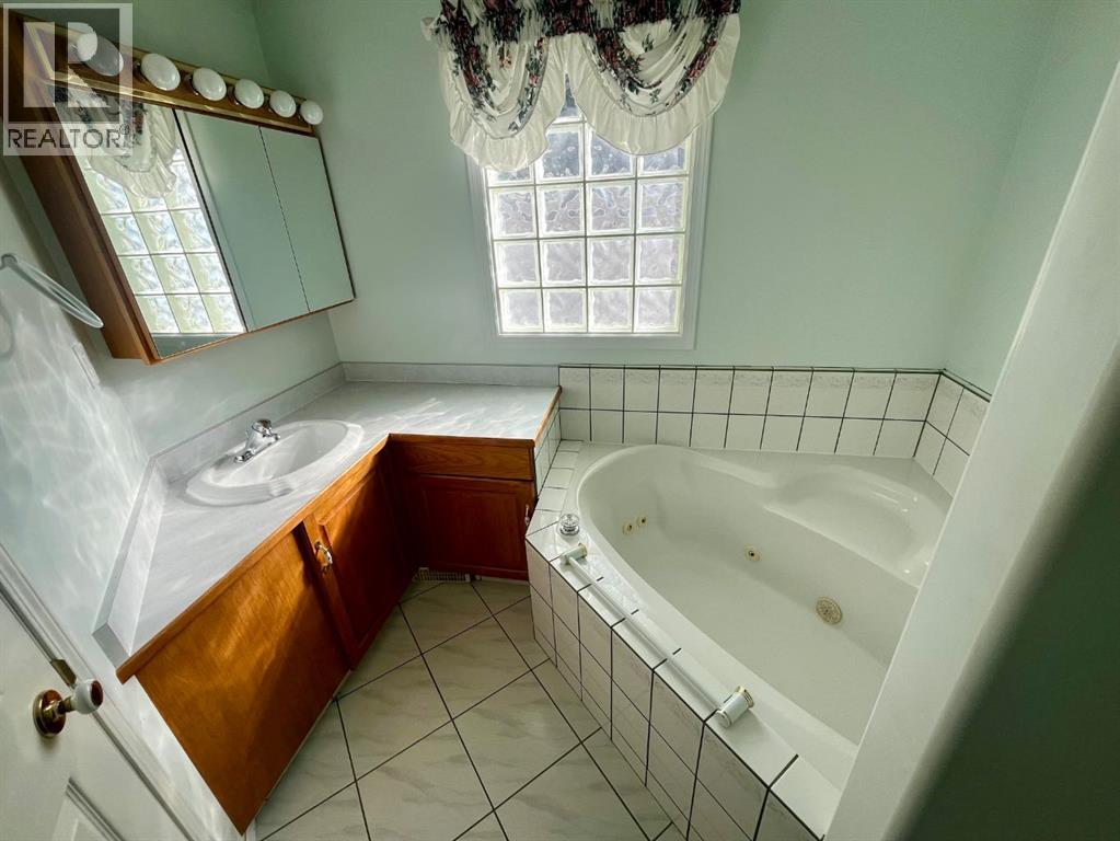 362 Boutin Avenue, Hinton, Alberta  T7V 1A2 - Photo 11 - A2285637