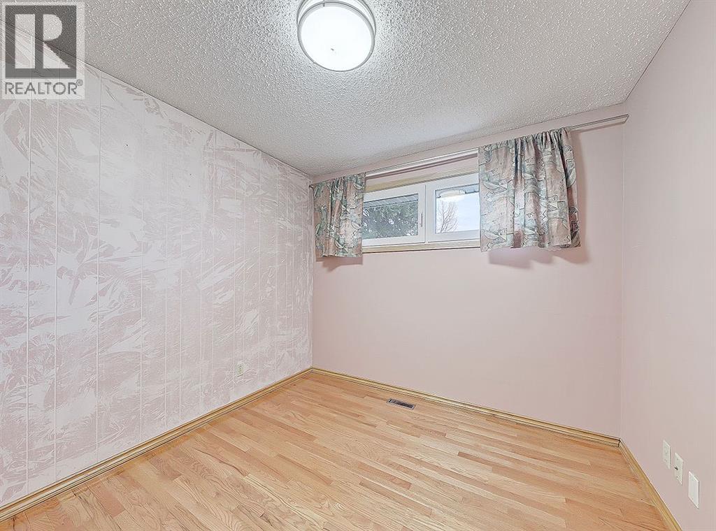 44 Granlea Place Sw, Calgary, Alberta  T3E 4K2 - Photo 13 - A2285137