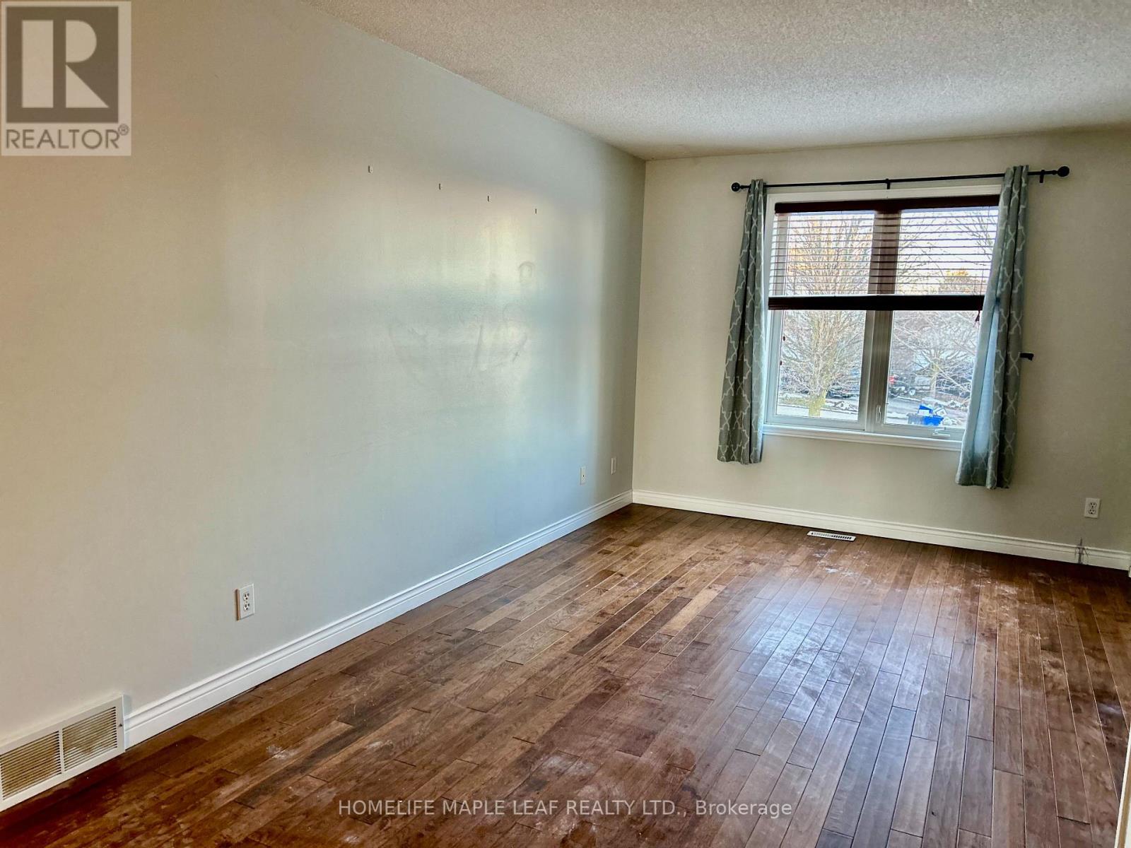 Upper - 14 Old Orchard Glen, Woodstock, Ontario  N4V 1G2 - Photo 6 - X12855798