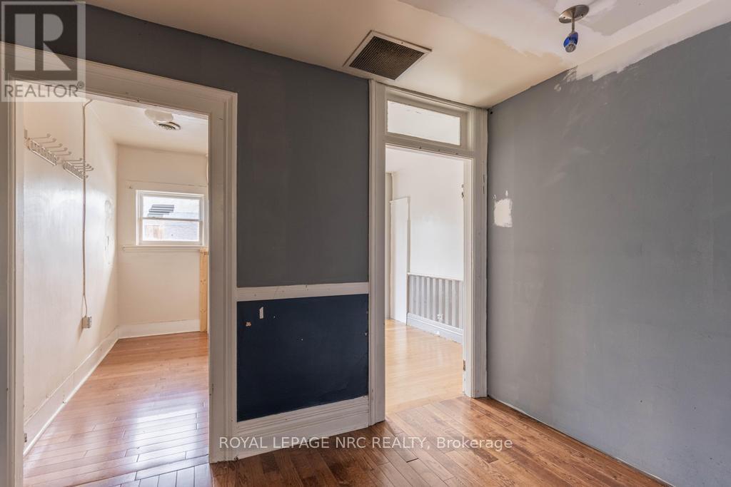 22 Academy Street, St. Catharines (Downtown), Ontario  L2R 4Z6 - Photo 39 - X12855940