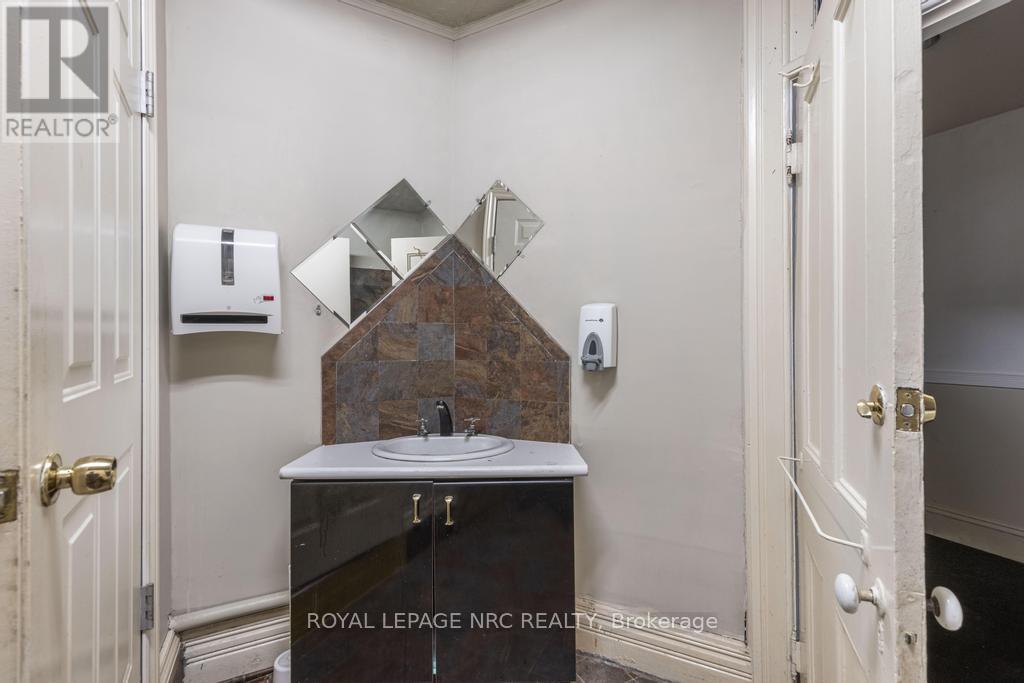 22 Academy Street, St. Catharines (Downtown), Ontario  L2R 4Z6 - Photo 42 - X12855940