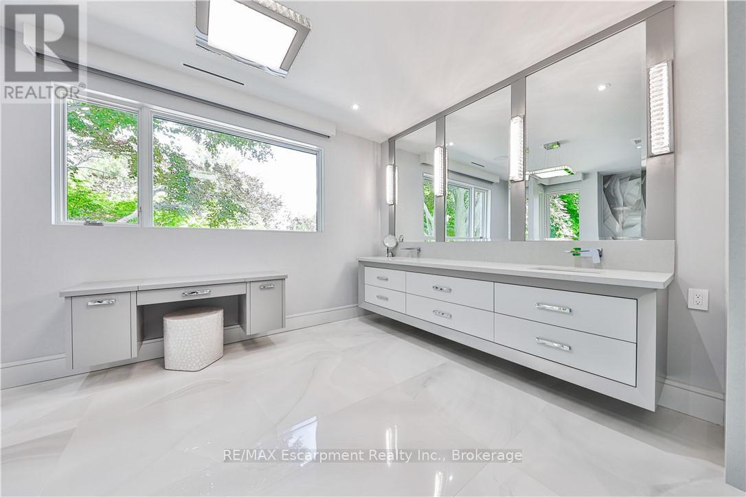 2250 Chancery Lane W, Oakville, Ontario  L6J 6A3 - Photo 21 - W12856044