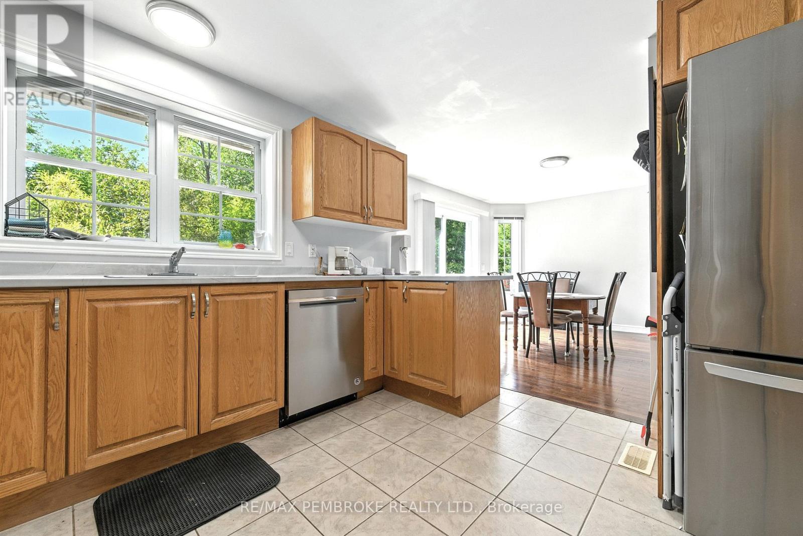 625 Forest Park Road, Laurentian Valley, Ontario  K8A 6W2 - Photo 13 - X12856154