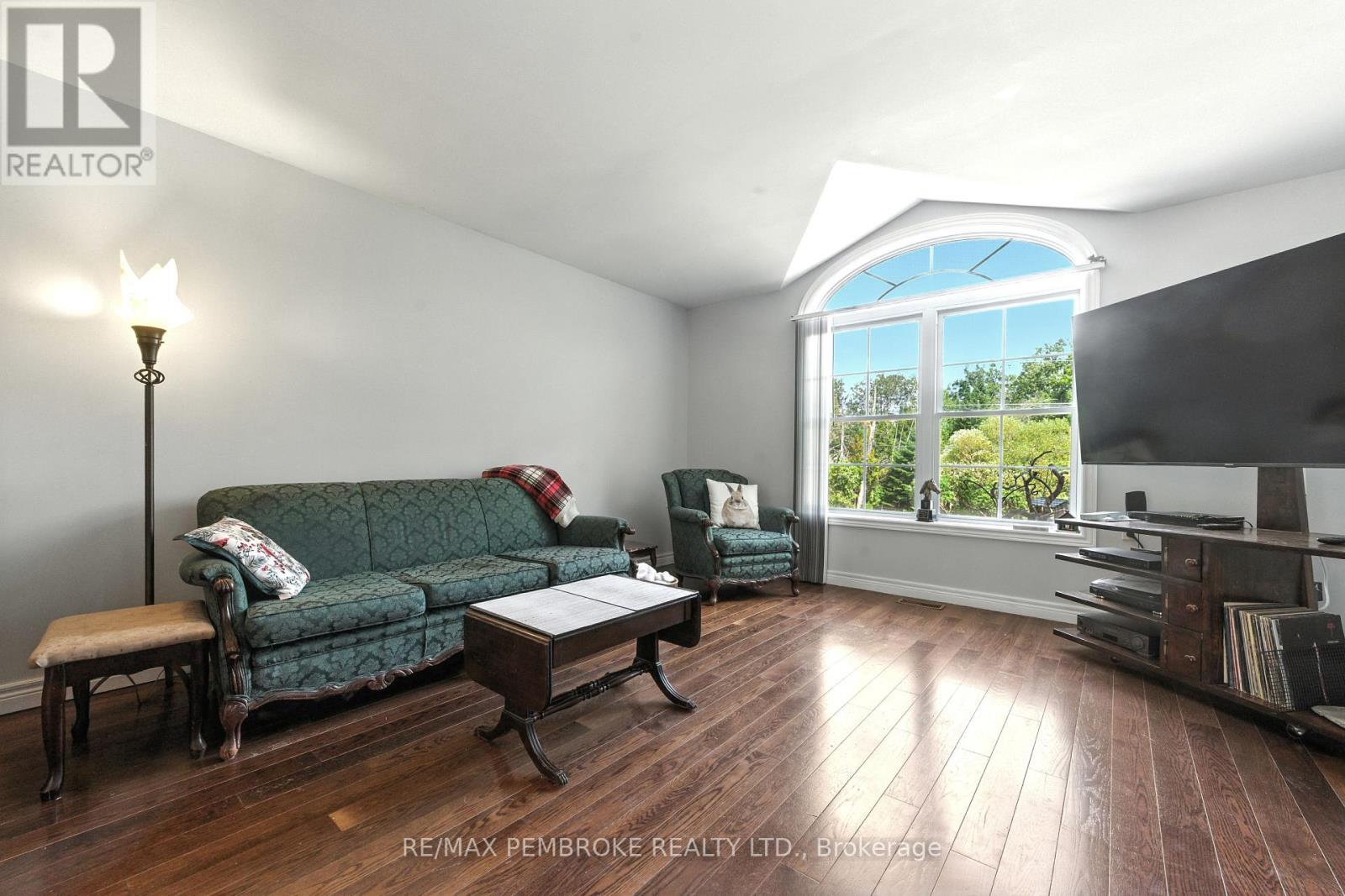 625 Forest Park Road, Laurentian Valley, Ontario  K8A 6W2 - Photo 16 - X12856154