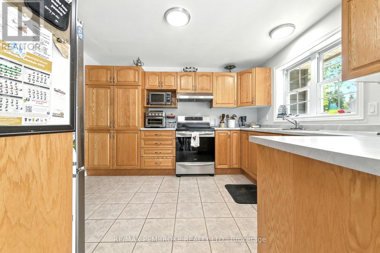 625 Forest Park Road, Laurentian Valley, Ontario  K8A 6W2 - Photo 6 - X12856154